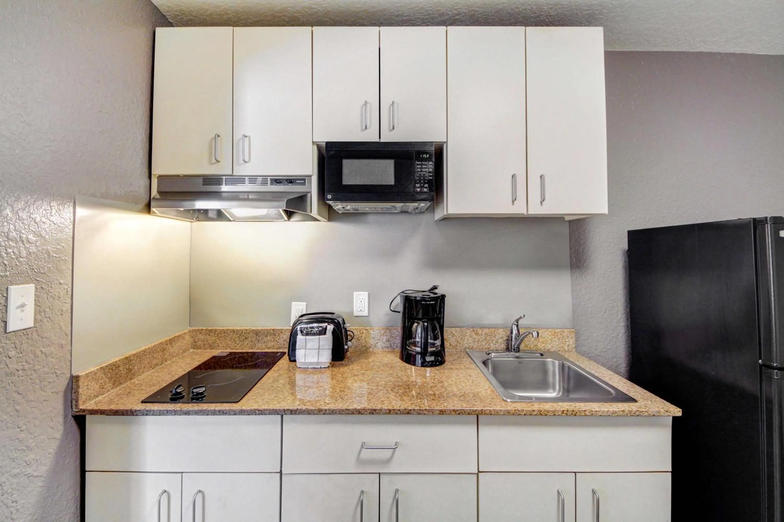 Photo of the whole room in Studio 6 Midwest City, Ok - Oklahoma City