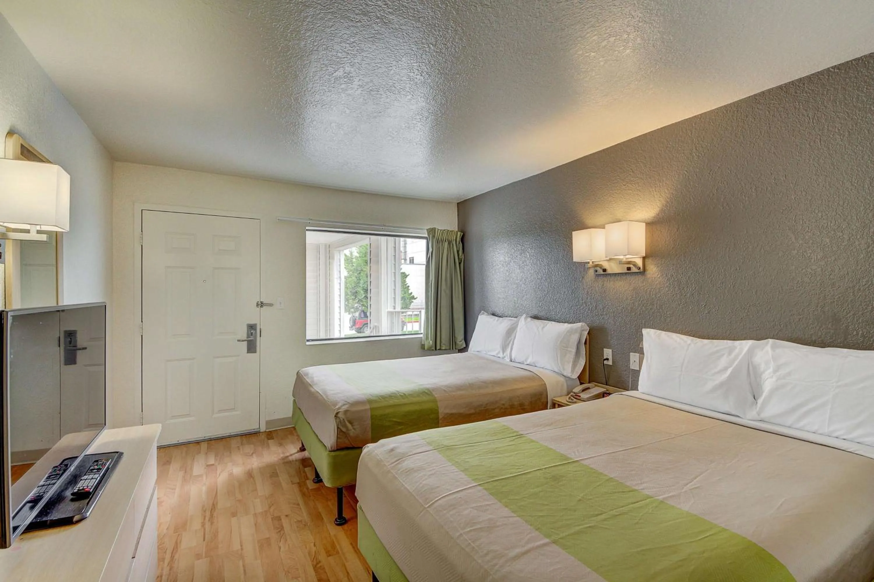 Photo of the whole room, Bed in Studio 6 Midwest City, Ok - Oklahoma City