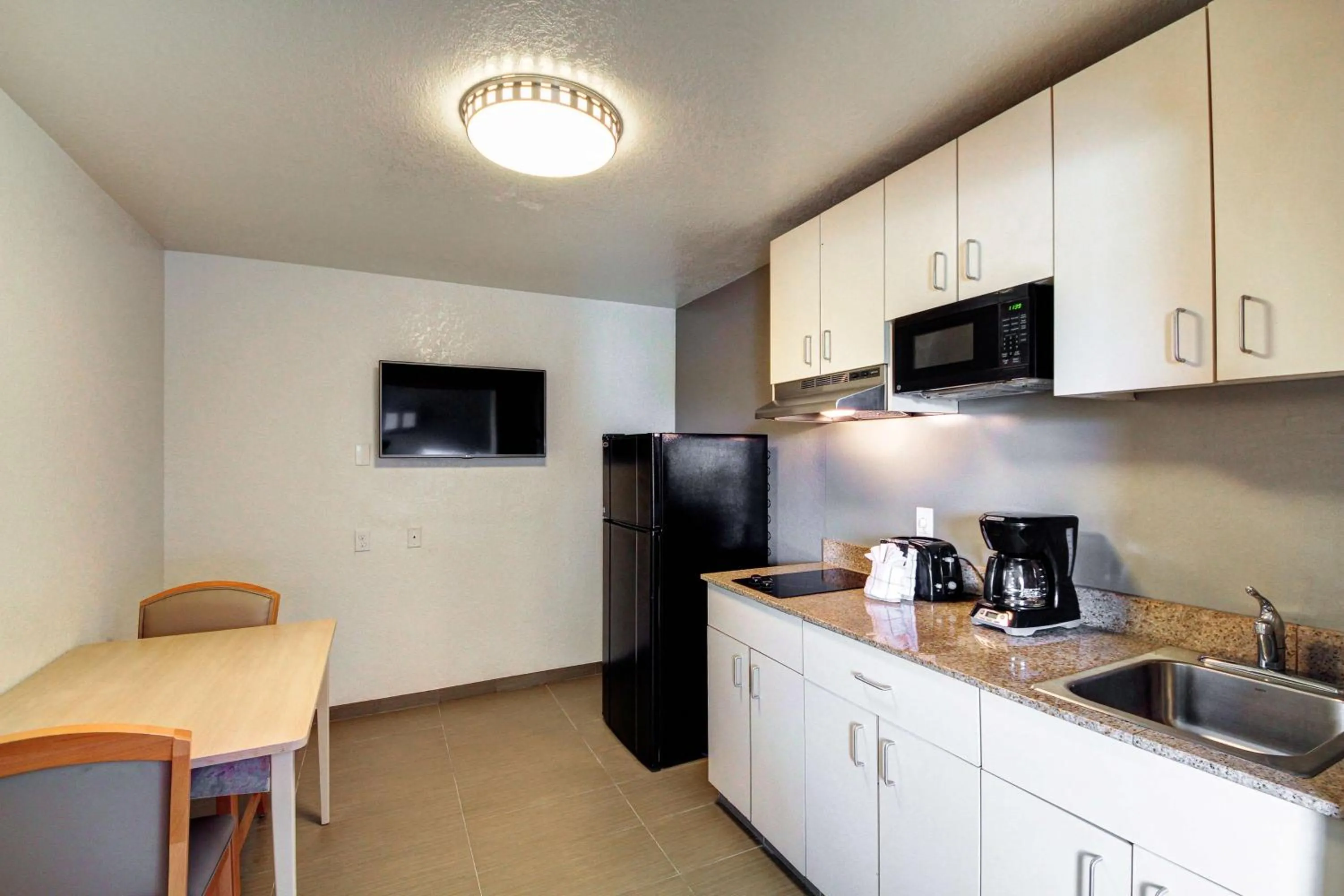 Photo of the whole room in Studio 6 Midwest City, Ok - Oklahoma City