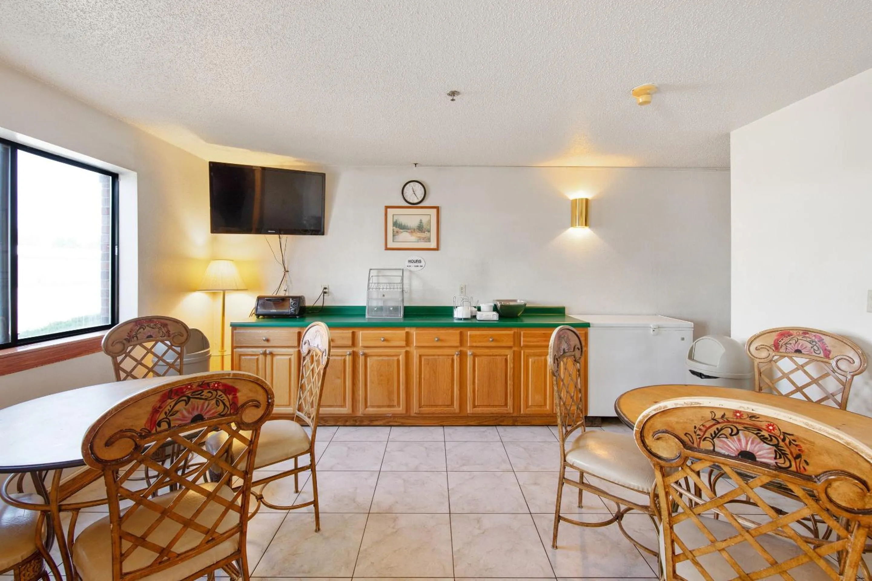 Kitchen or kitchenette in OYO Hotel Portage I-94
