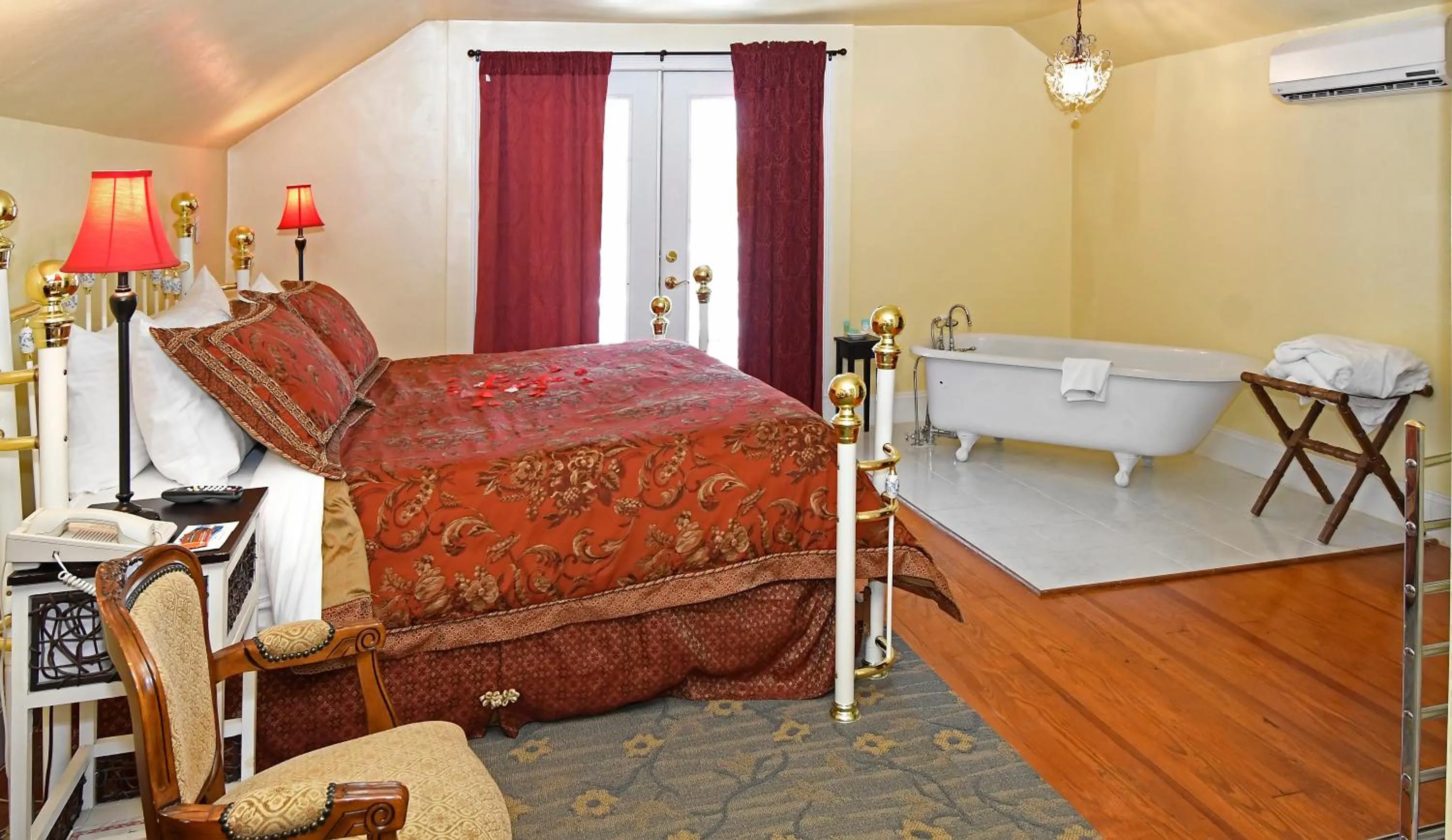 Bed in The Country Inn of Berkeley Springs