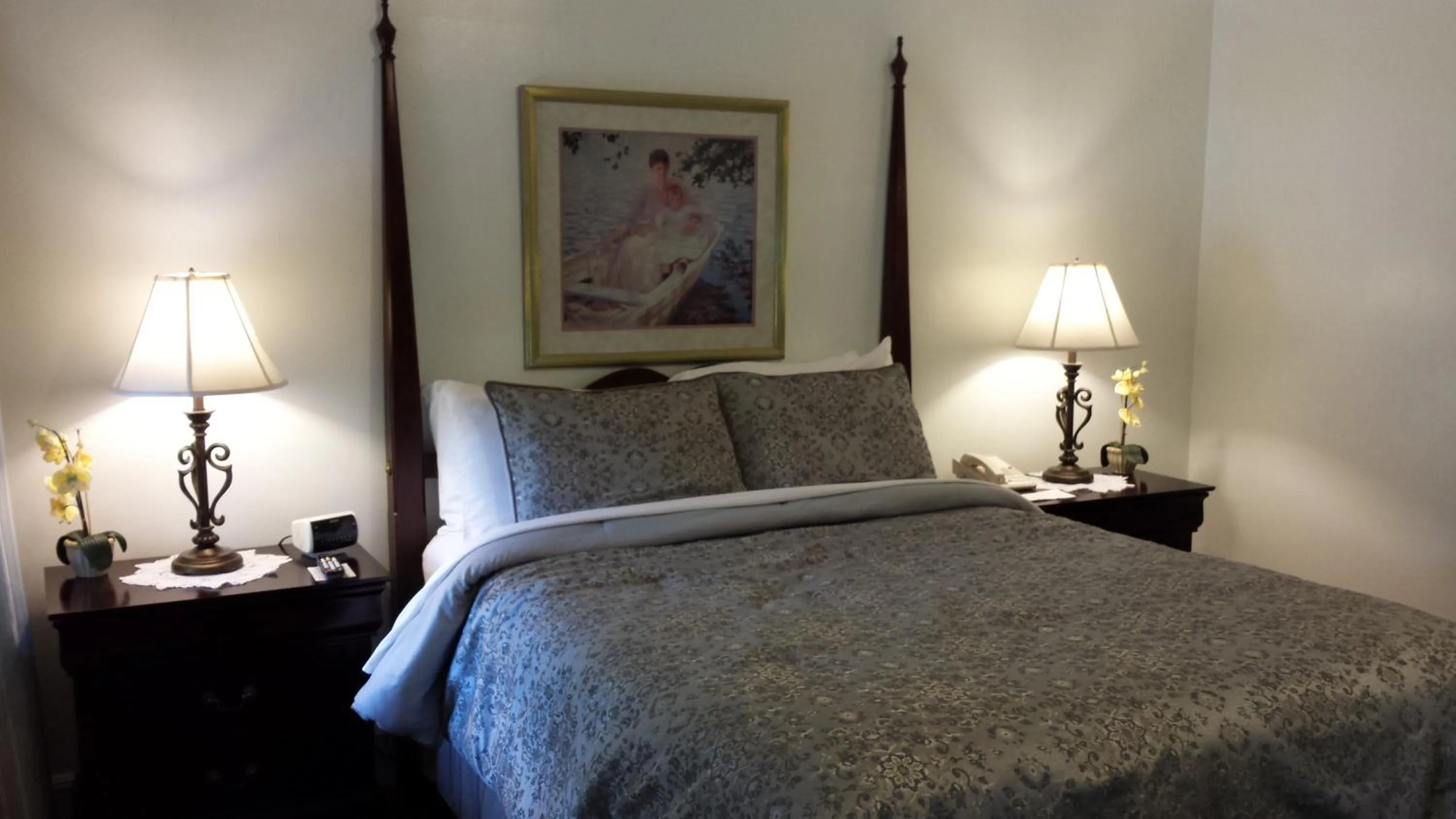 Bed in The Country Inn of Berkeley Springs