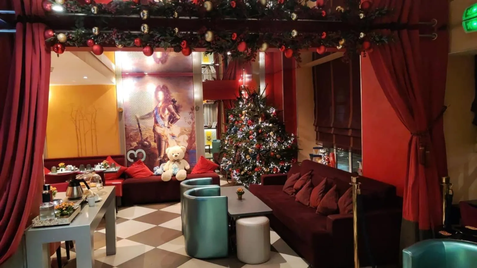 Communal lounge/ TV room in Hotel Monceau Wagram