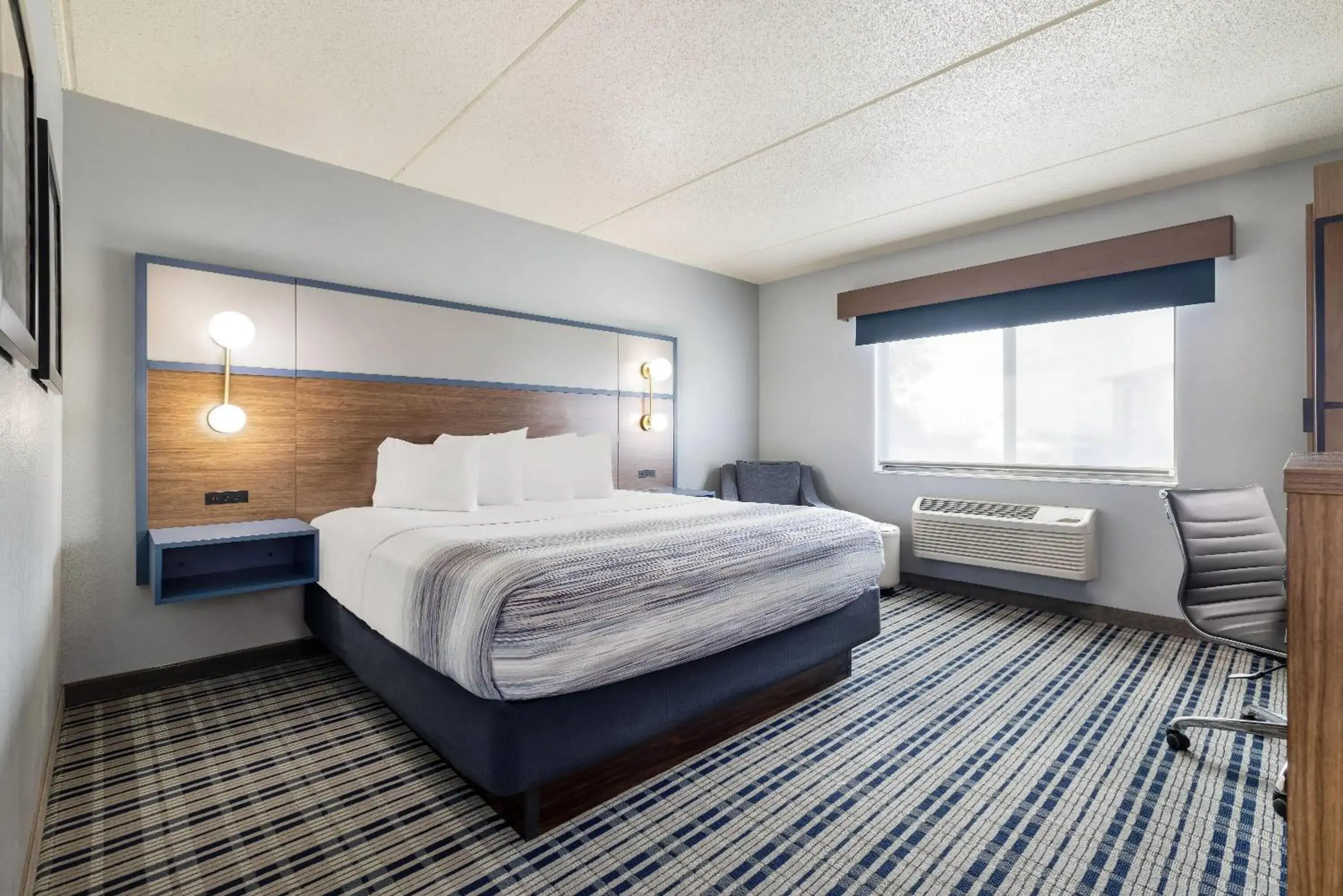 King Room with Bath Tub - Mobility Accessible/Non-Smoking in AmericInn by Wyndham Chamberlain Conference Center King Room with Bath Tub - Mobility Accessible/Non-Smoking in AmericInn by Wyndham Chamberlain Conference Center