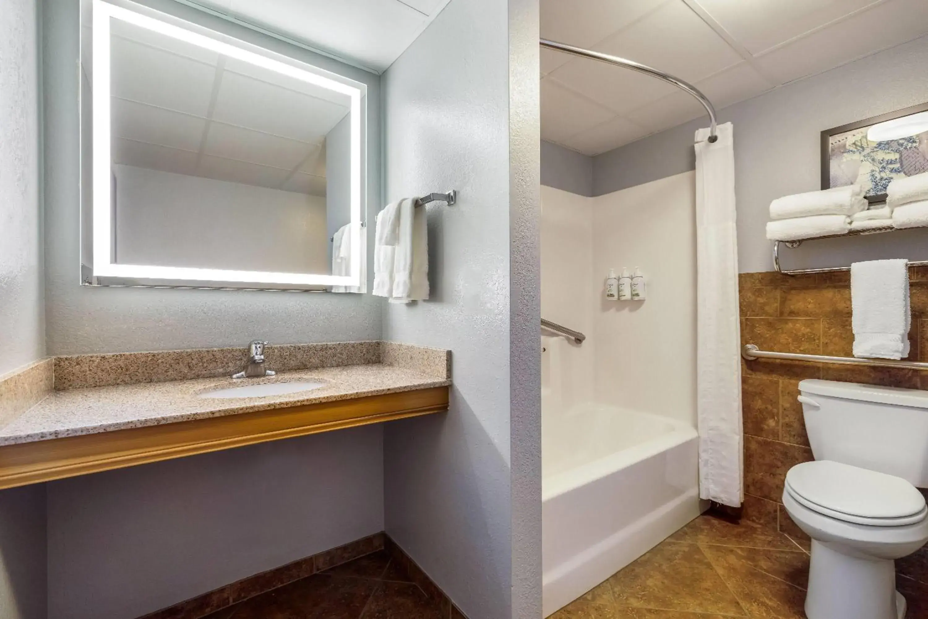 One-Bedroom Suite with Two Queen Beds - Non-Smoking in AmericInn by Wyndham Chamberlain Conference Center One-Bedroom Suite with Two Queen Beds - Non-Smoking in AmericInn by Wyndham Chamberlain Conference Center