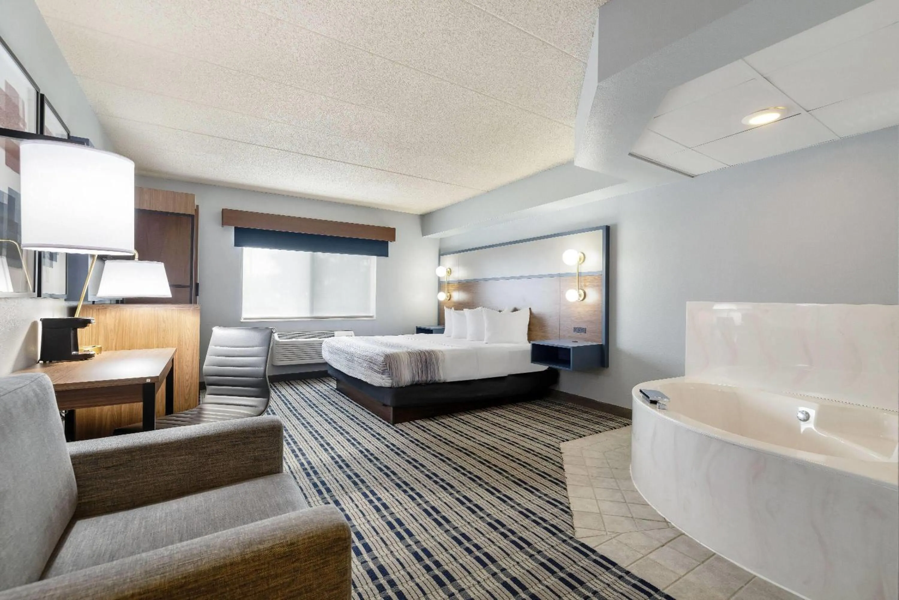 Photo of the whole room, Bed in AmericInn by Wyndham Chamberlain Conference Center