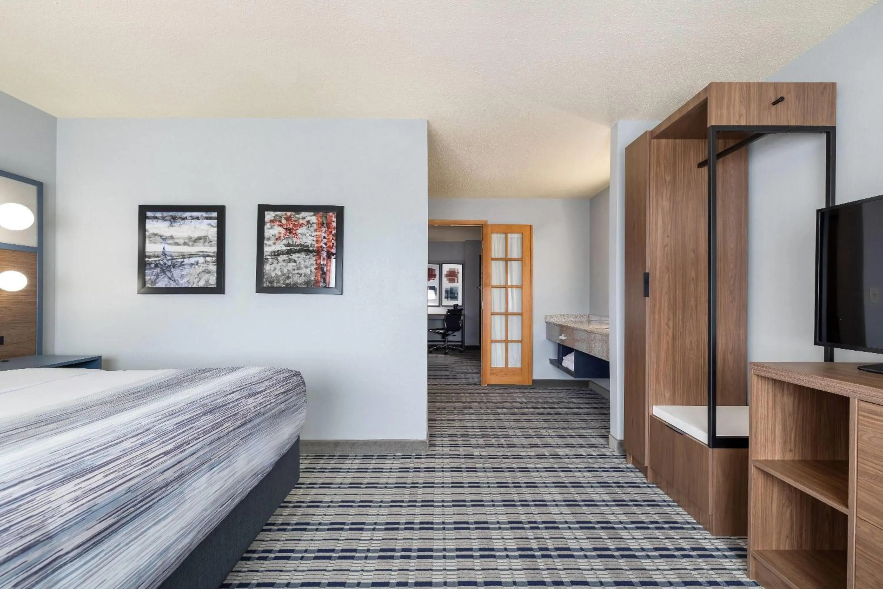 Photo of the whole room, Bed in AmericInn by Wyndham Chamberlain Conference Center