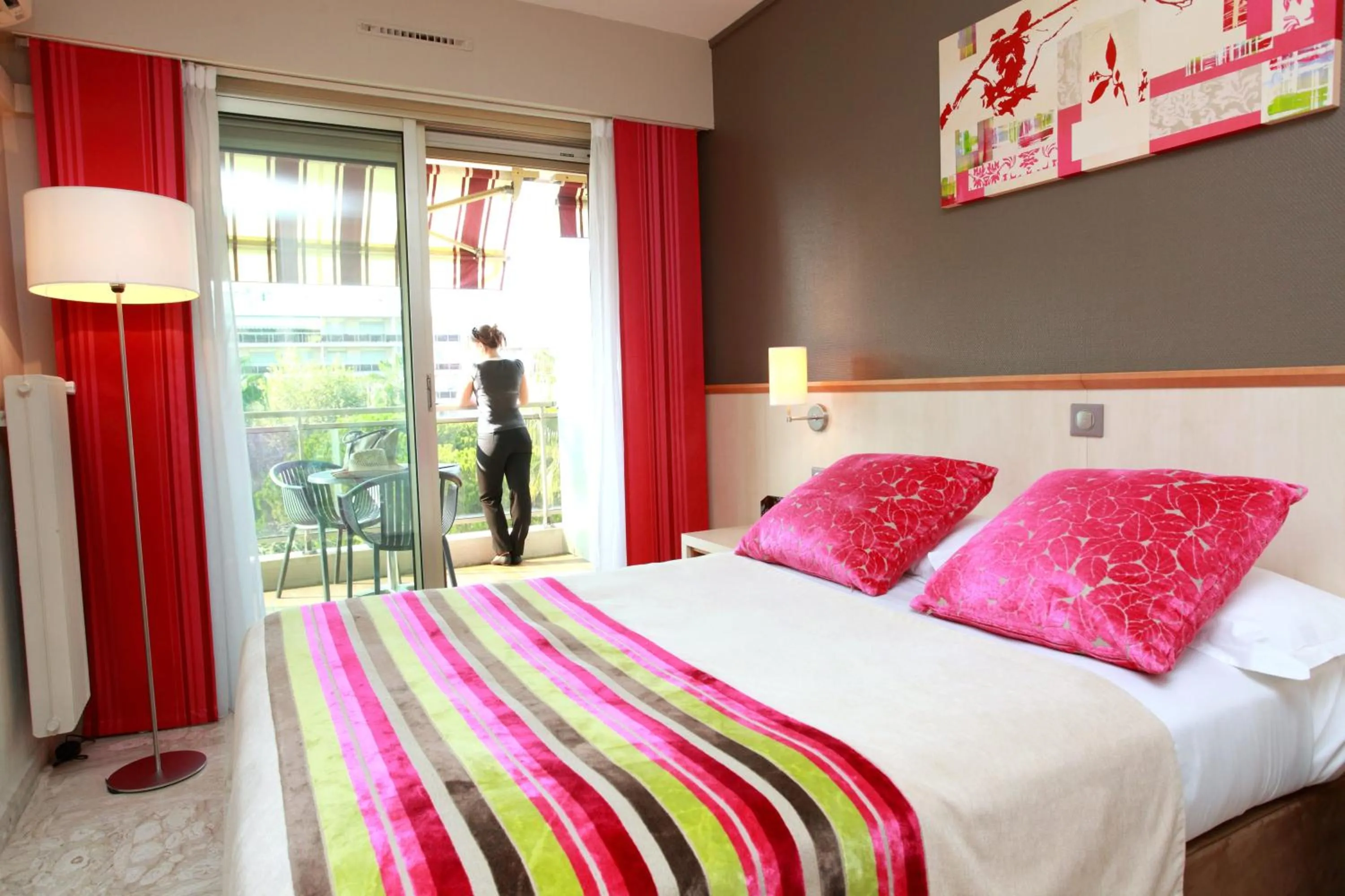 Bed in The Originals Boutique, Hôtel Les Strélitzias