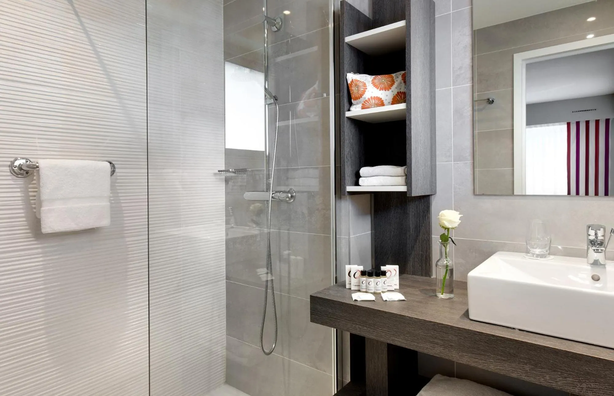 Shower in The Originals Boutique, Hôtel Les Strélitzias