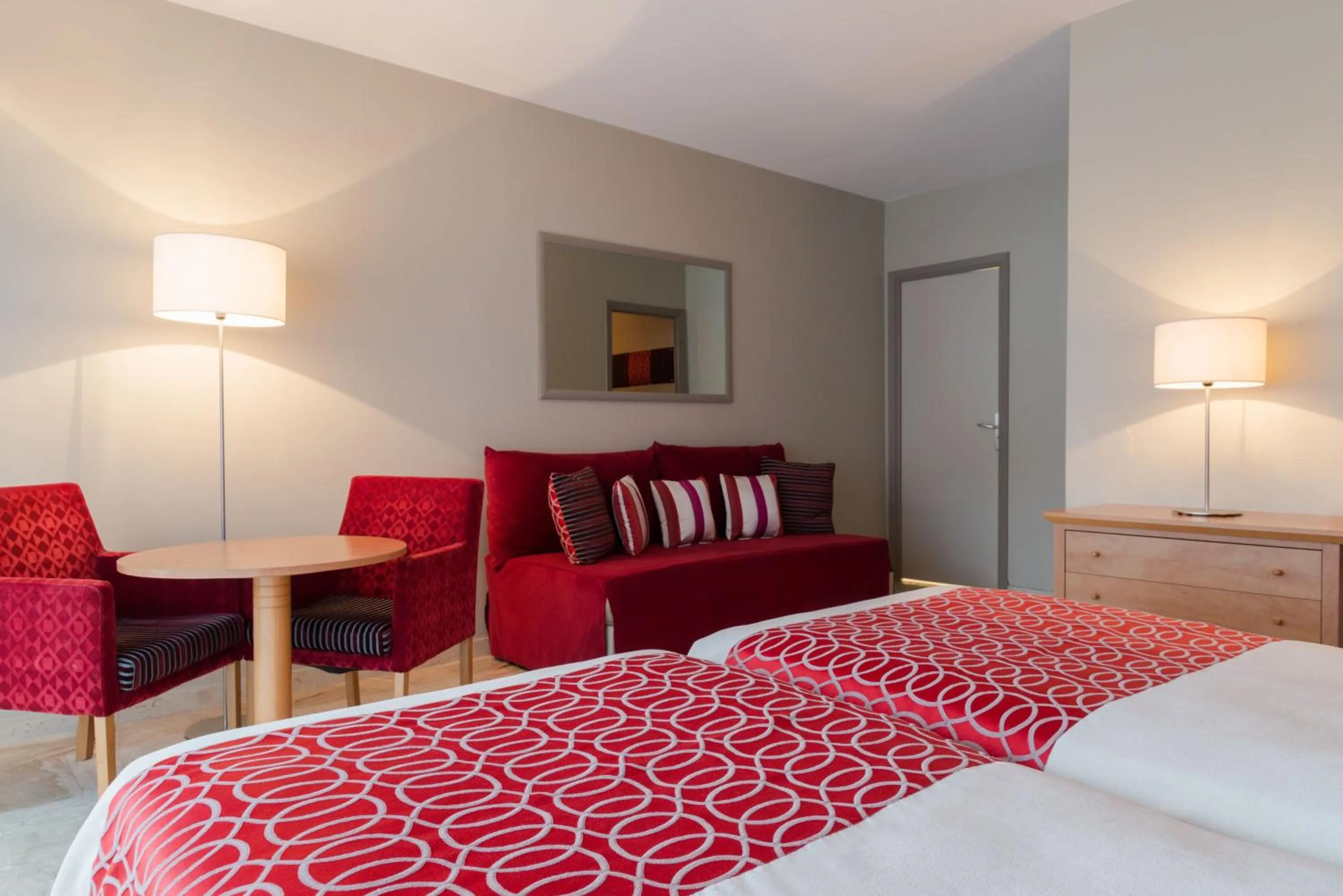 Bed in The Originals Boutique, Hôtel Les Strélitzias