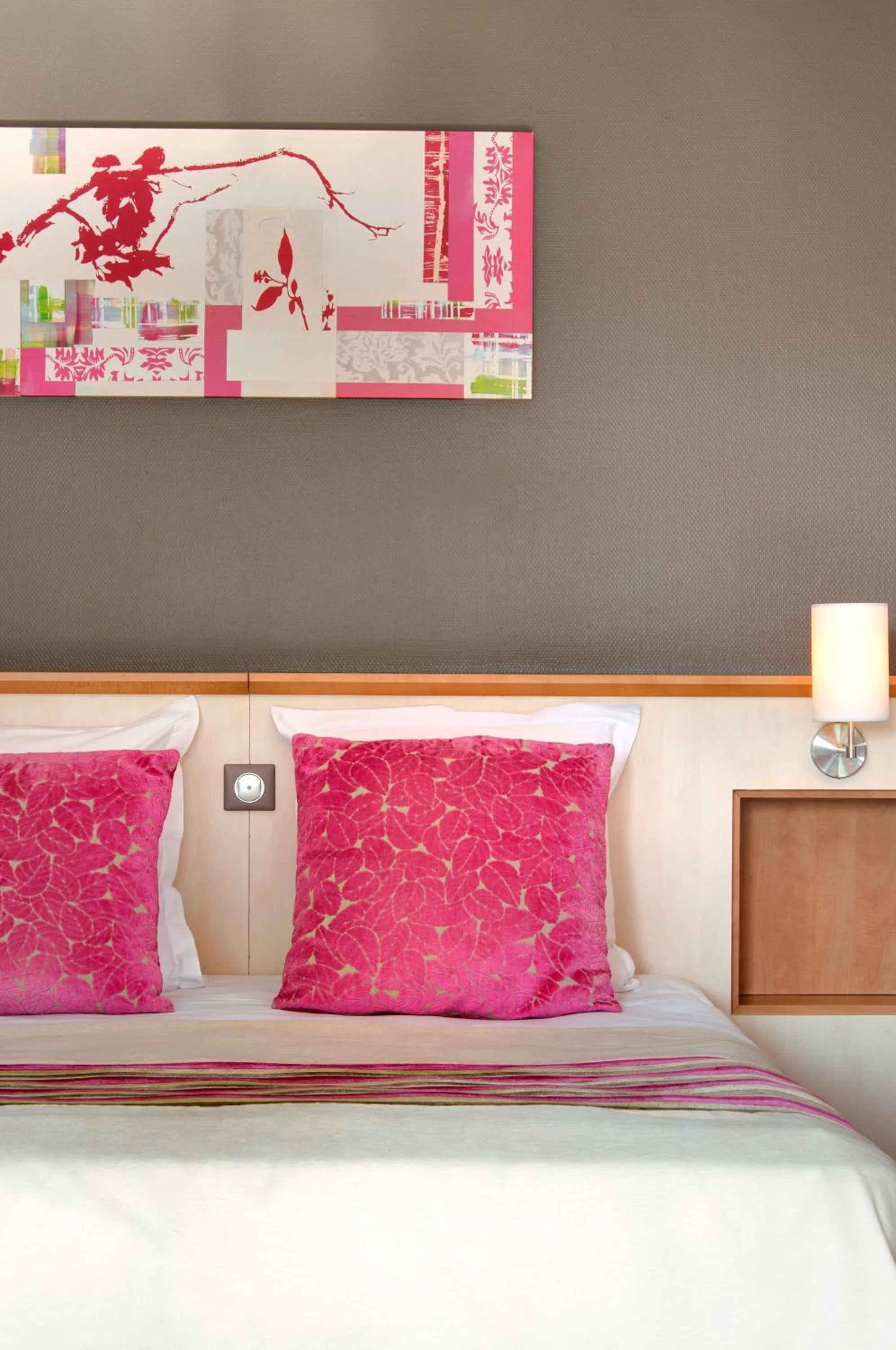 Bed in The Originals Boutique, Hôtel Les Strélitzias