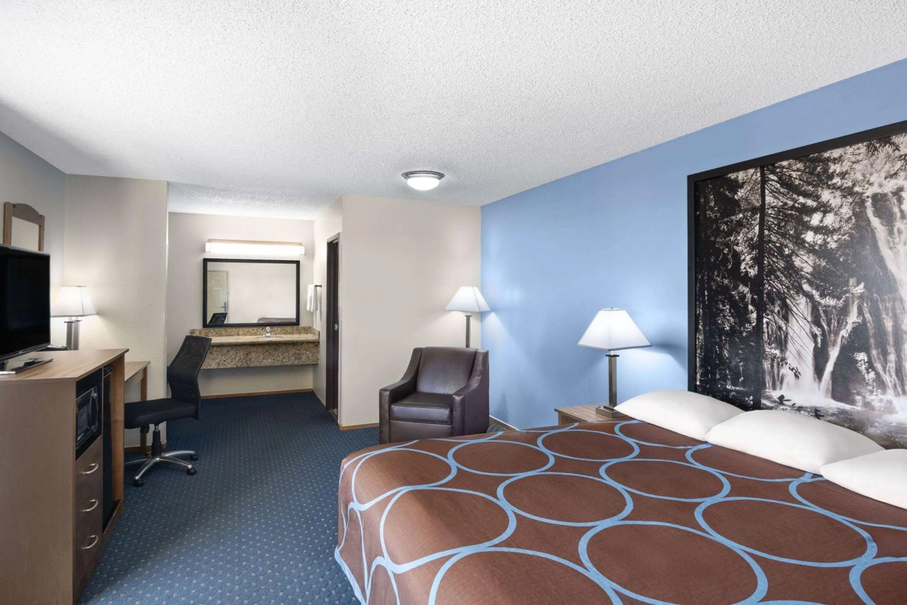 Photo of the whole room, Bed in Super 8 by Wyndham Susanville
