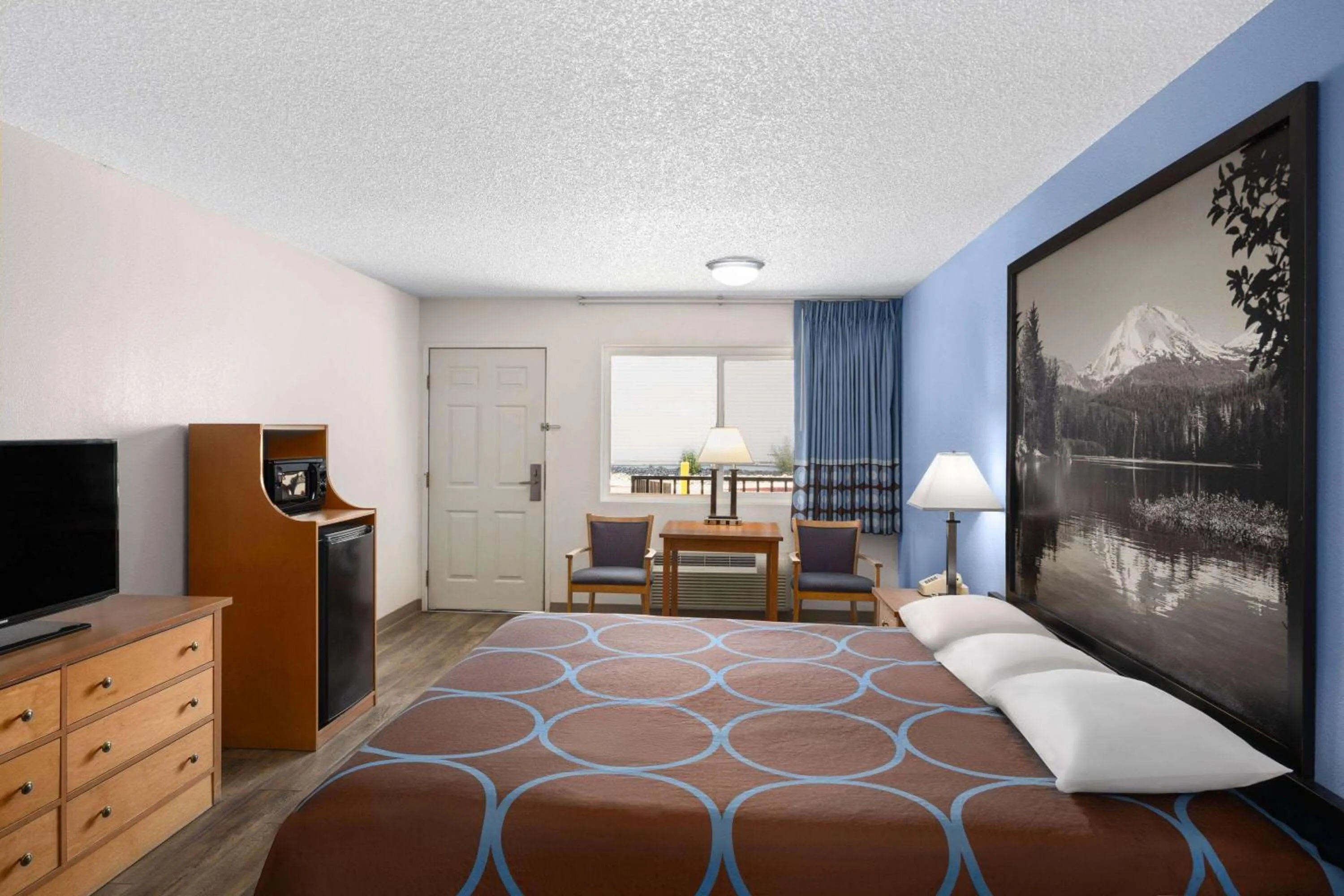Photo of the whole room, Bed in Super 8 by Wyndham Susanville