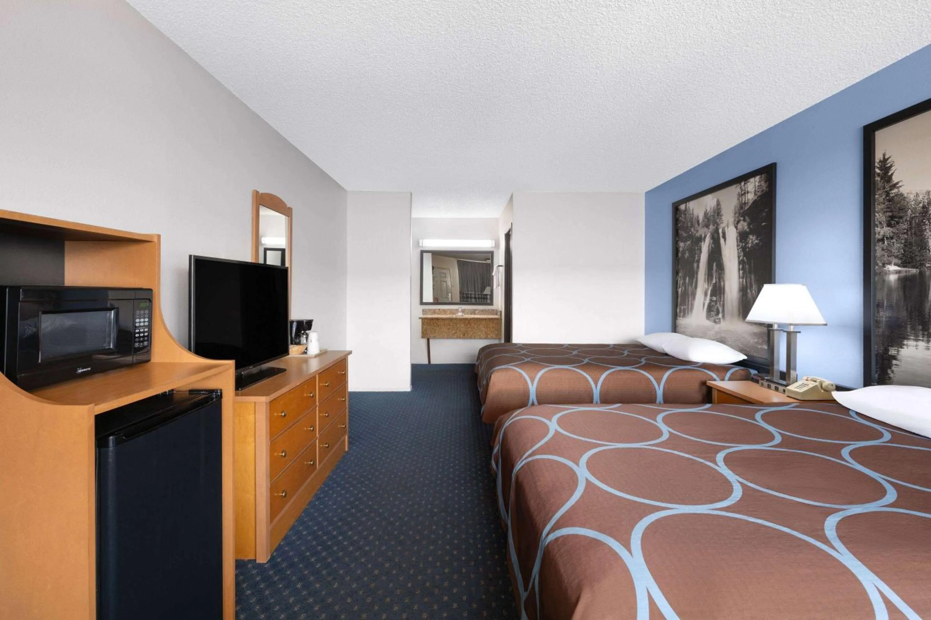 Photo of the whole room, Bed in Super 8 by Wyndham Susanville