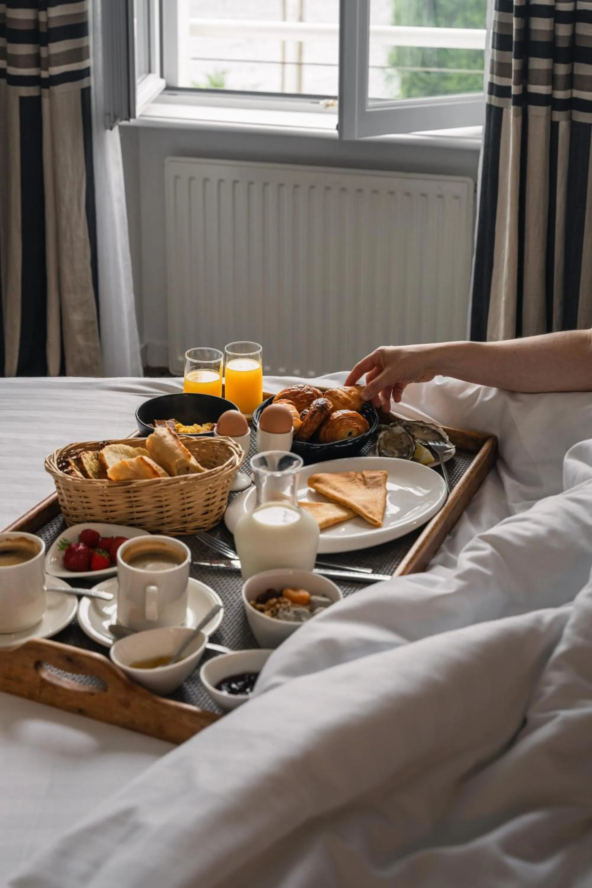 Breakfast, Bed in Hôtel La Baie des Anges, son SPA marin & sa piscine couverte et chauffée
