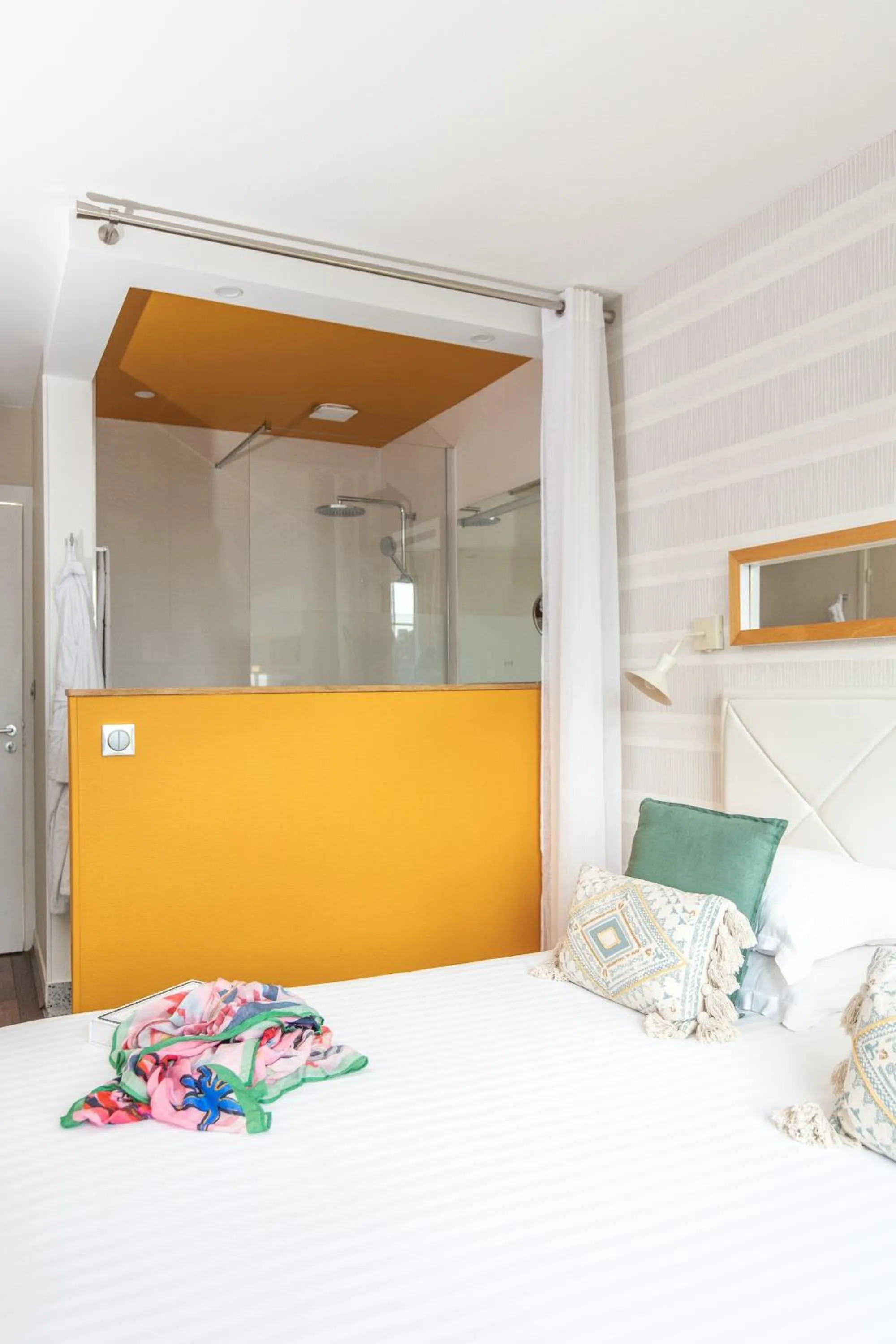 Bed in Hôtel La Baie des Anges, son SPA marin & sa piscine couverte et chauffée