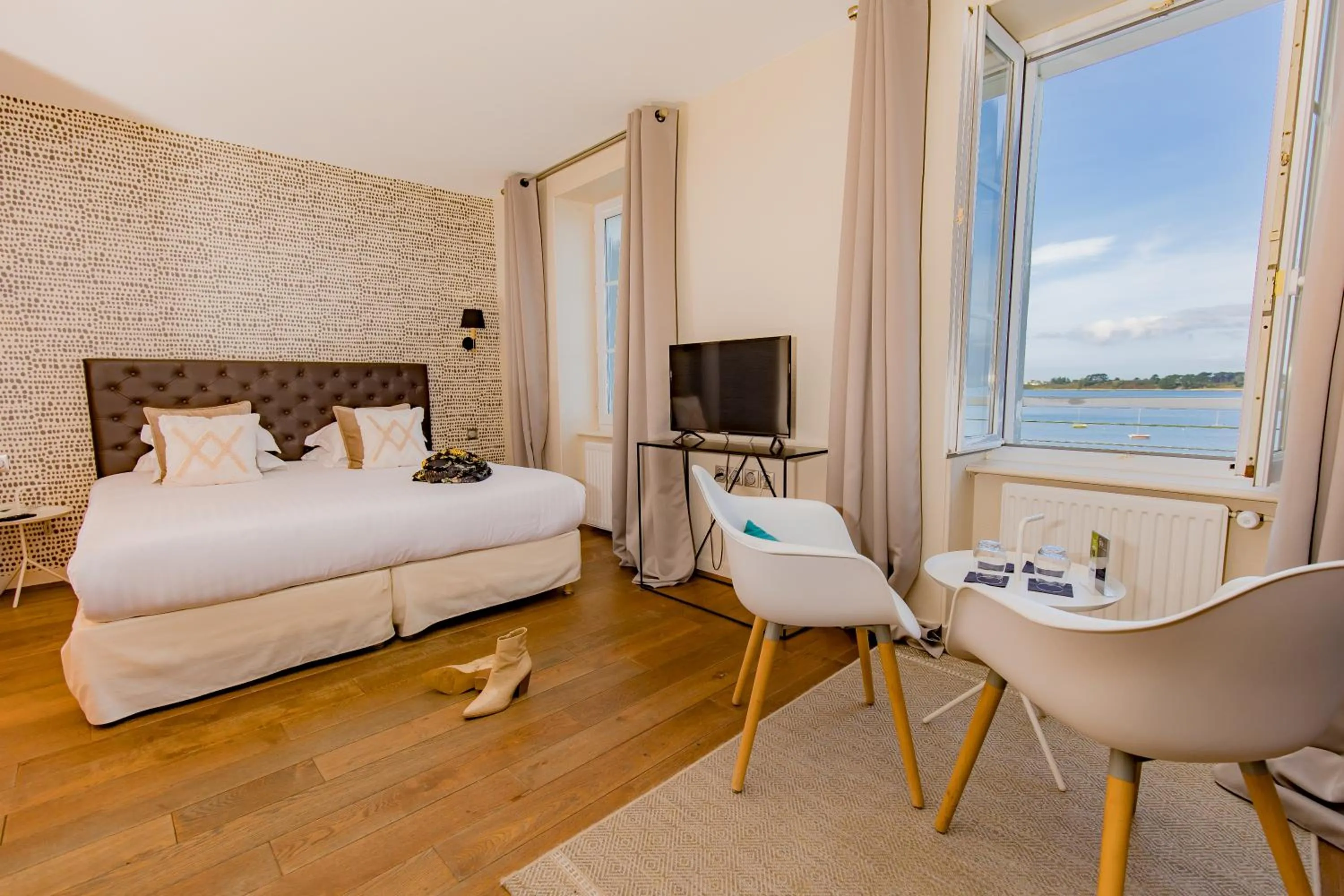 TV and multimedia, Bed in Hôtel La Baie des Anges, son SPA marin & sa piscine couverte et chauffée