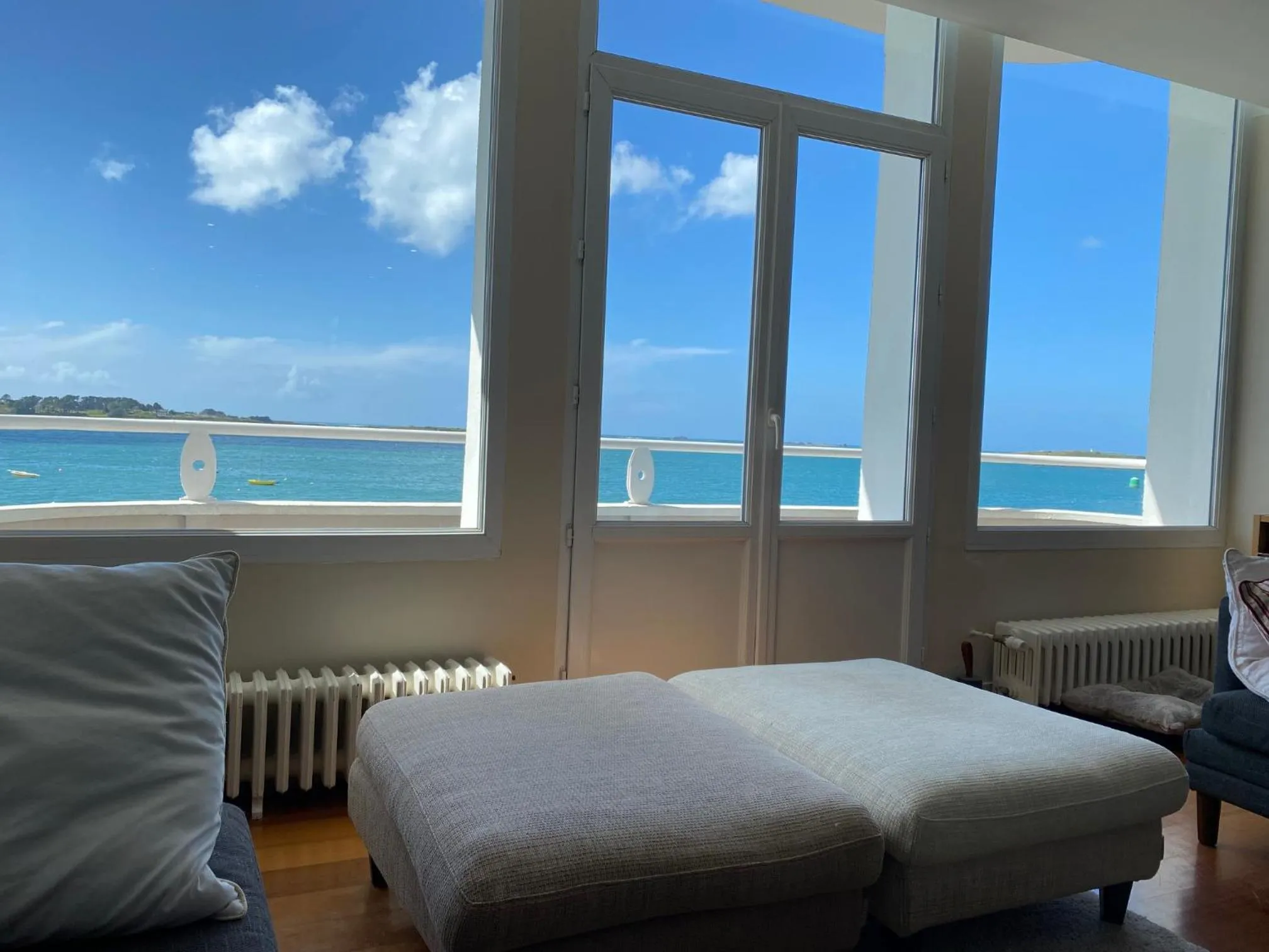 Sea view, Bed in Hôtel La Baie des Anges, son SPA marin & sa piscine couverte et chauffée