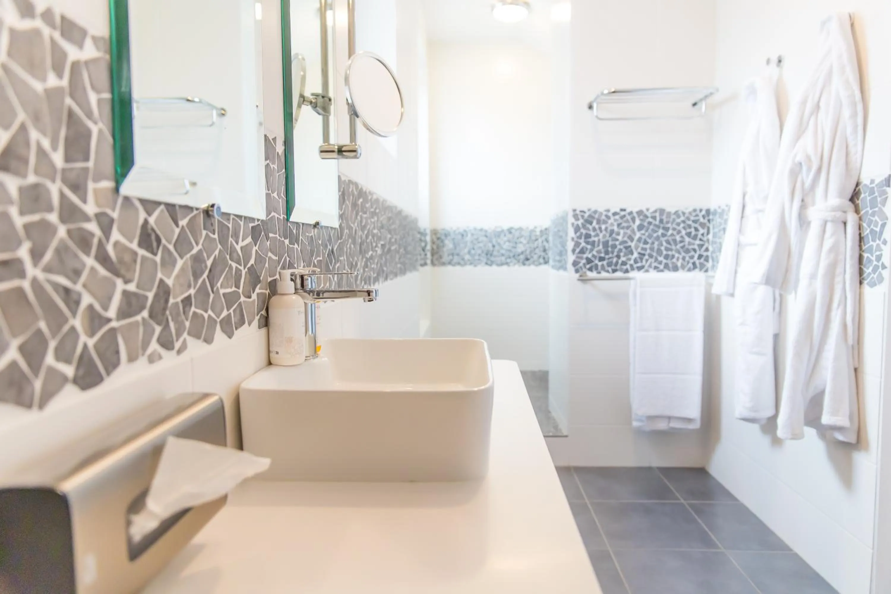 Shower in Hôtel La Baie des Anges, son SPA marin & sa piscine couverte et chauffée