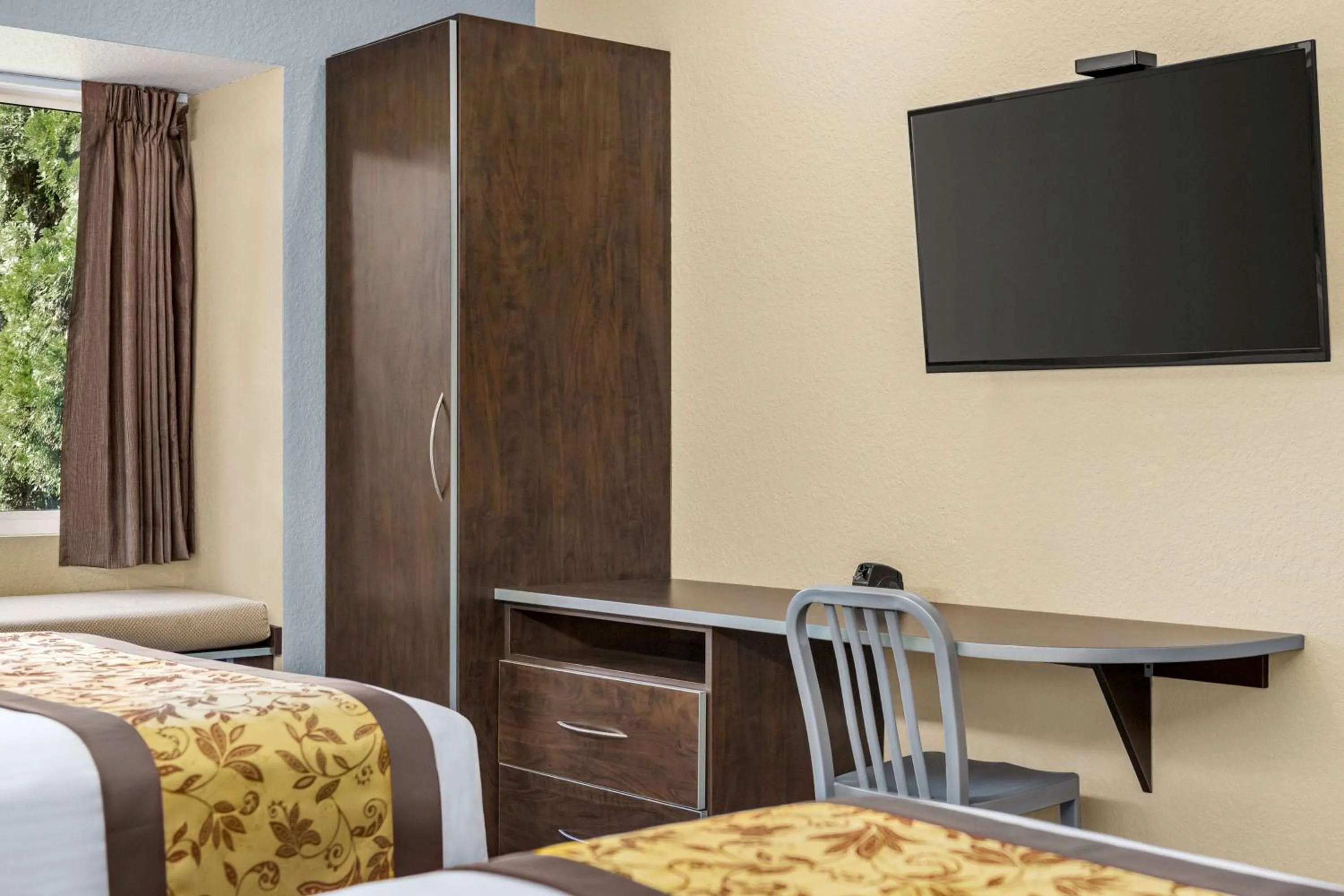 Photo of the whole room, Bed in Microtel Inn & Suites by Wyndham Woodstock/Atlanta North