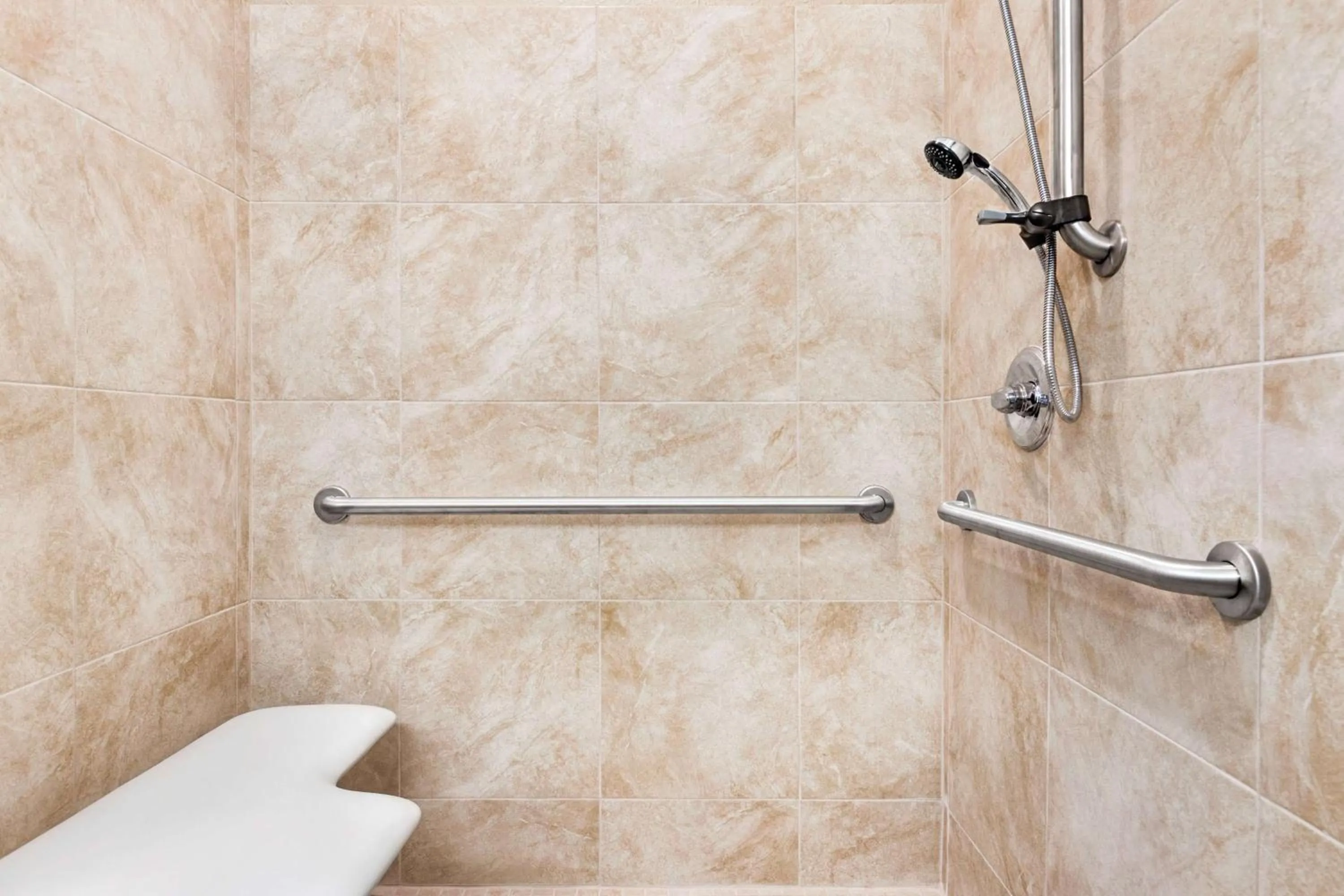 TV and multimedia in Microtel Inn & Suites by Wyndham Woodstock/Atlanta North