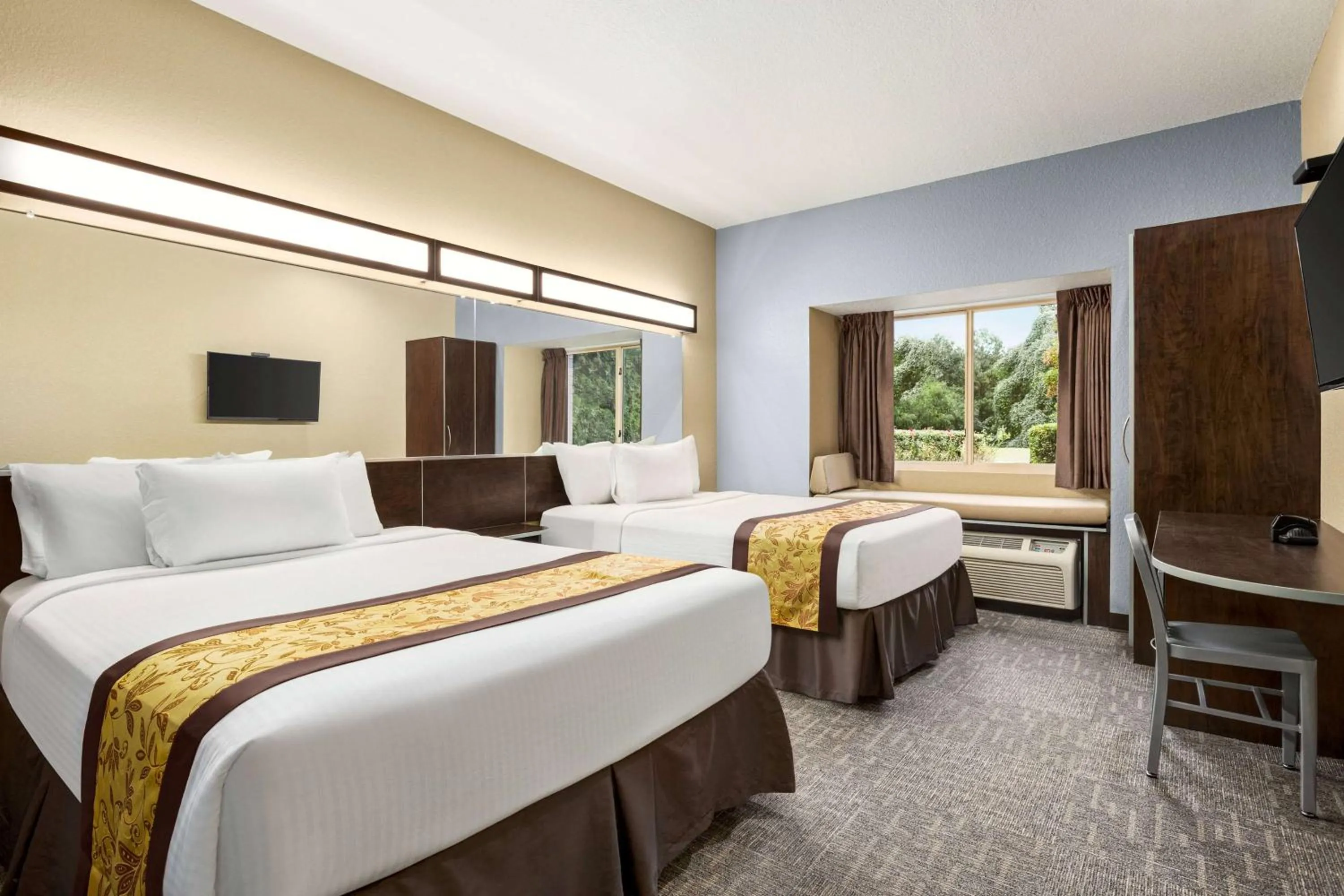 Photo of the whole room, Bed in Microtel Inn & Suites by Wyndham Woodstock/Atlanta North