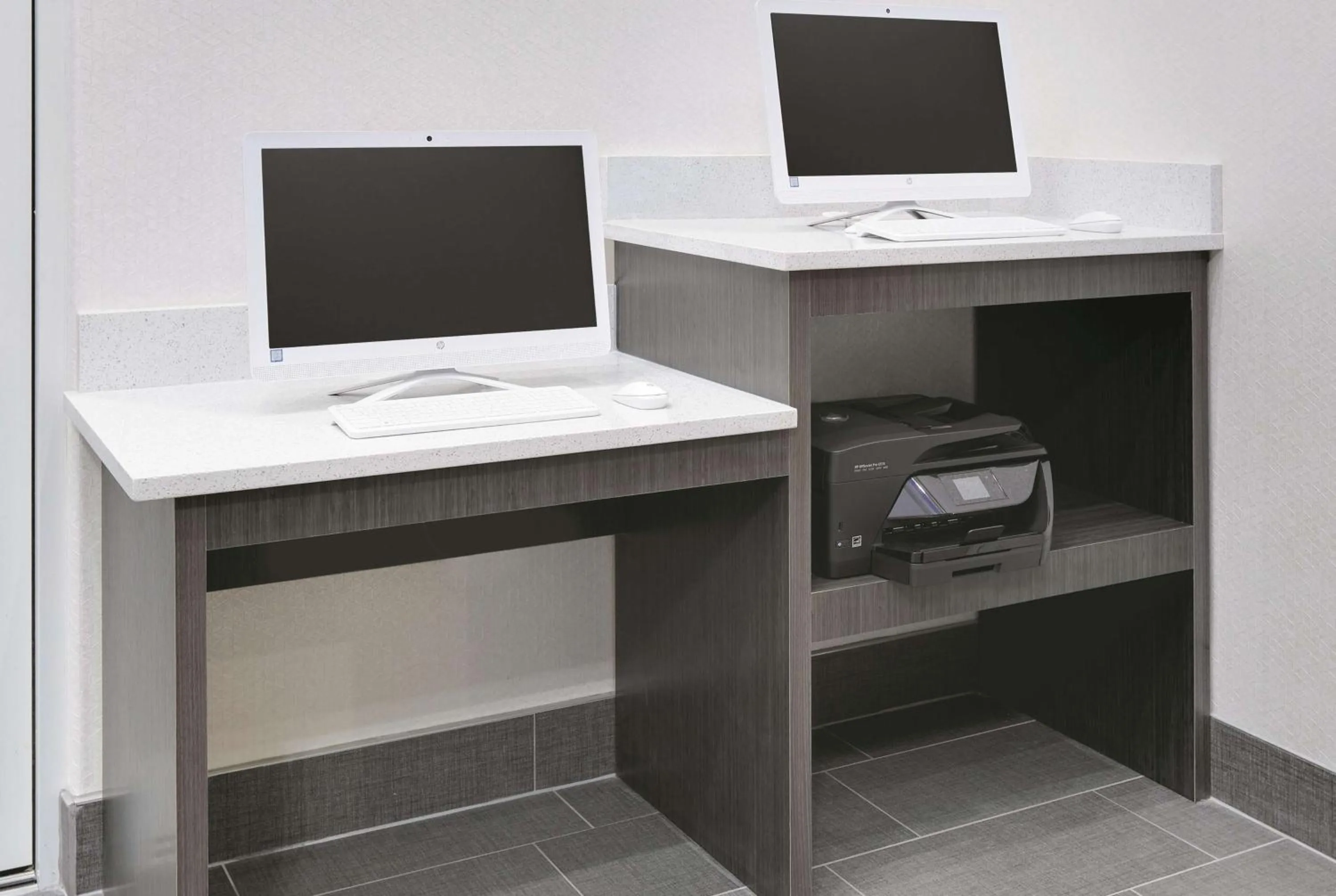 Business facilities in La Quinta by Wyndham Tyler South