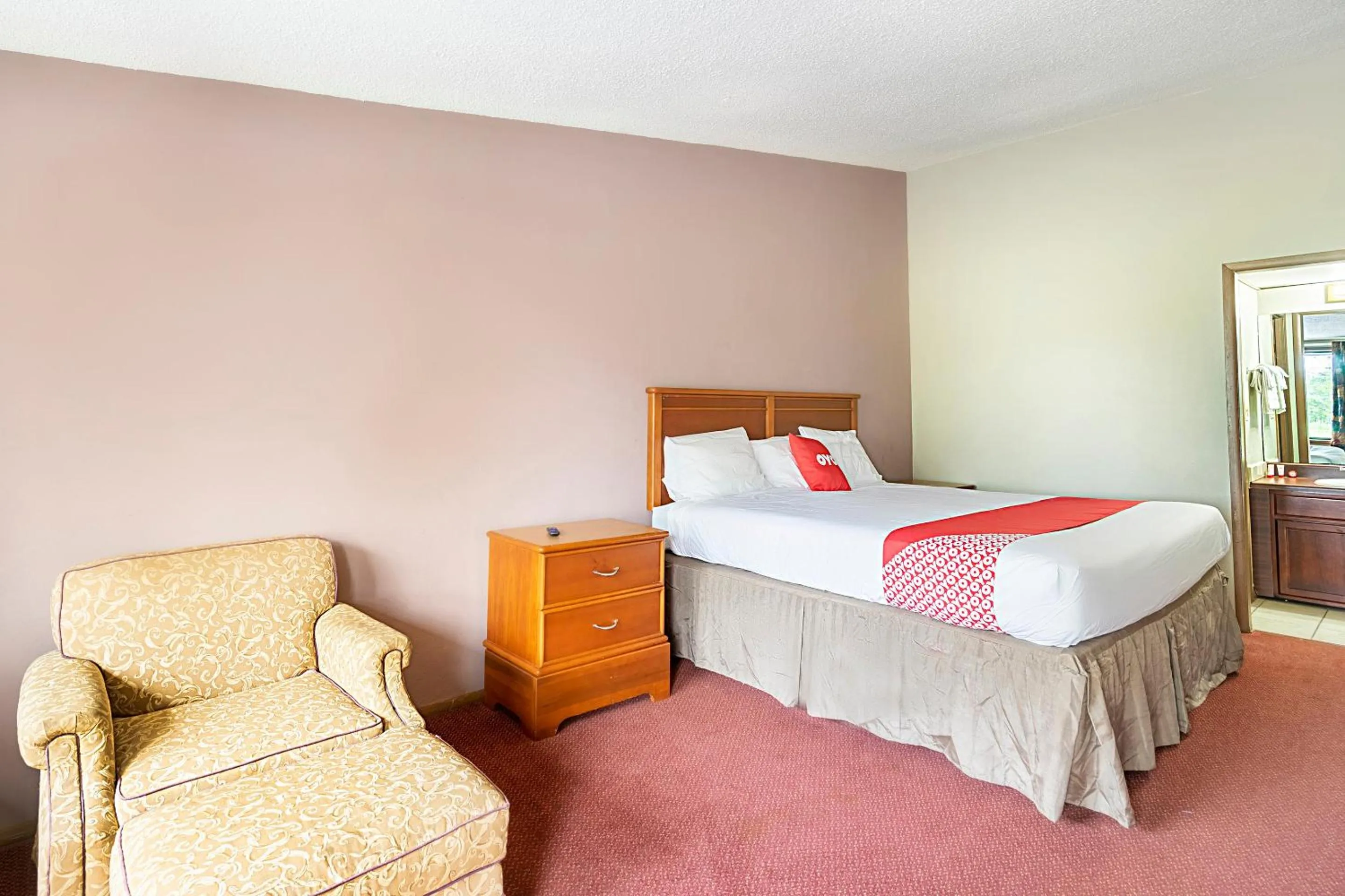Bedroom, Bed in OYO Hotel Daleville AL Hwy 84