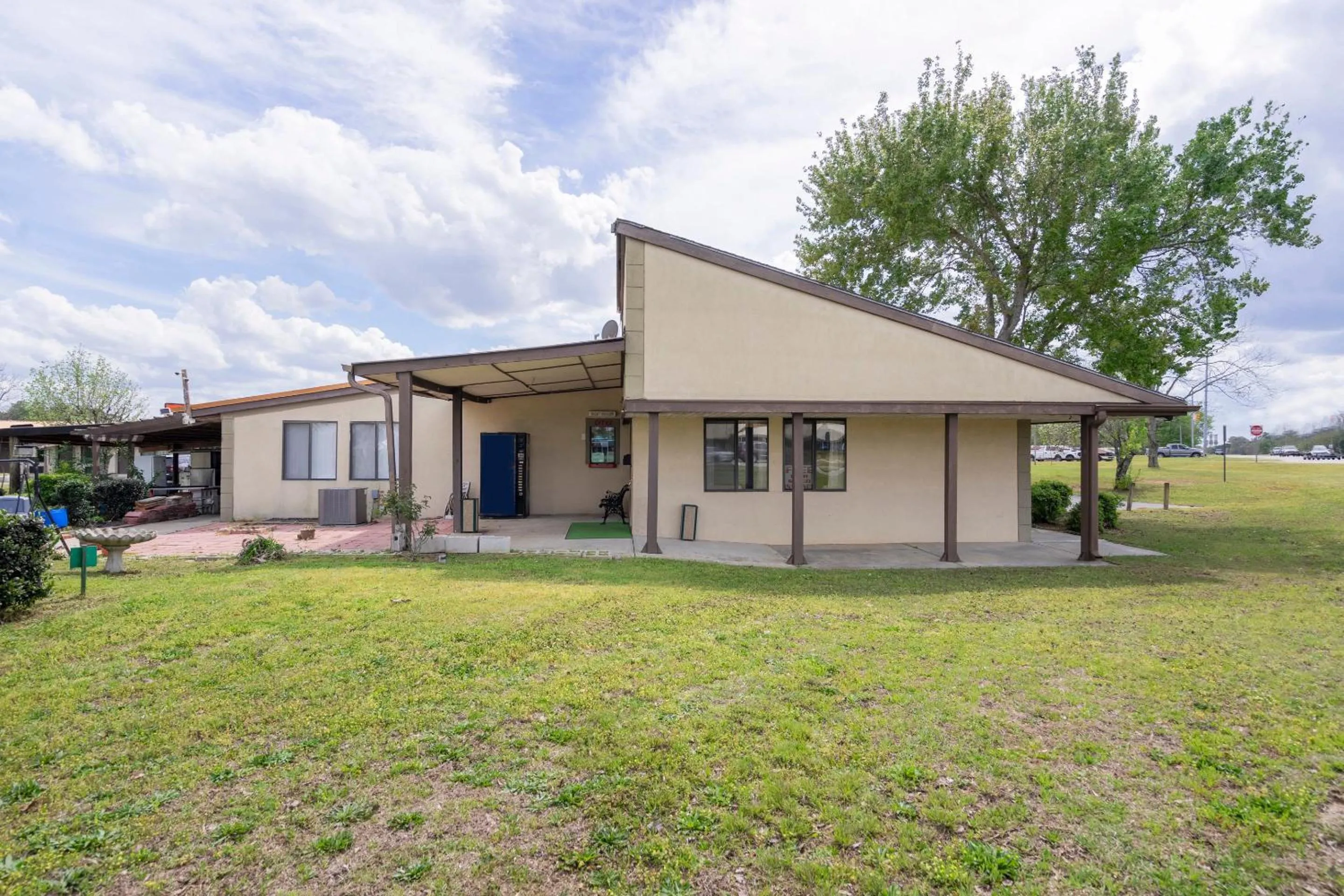 Facade/entrance in OYO Hotel Daleville AL Hwy 84