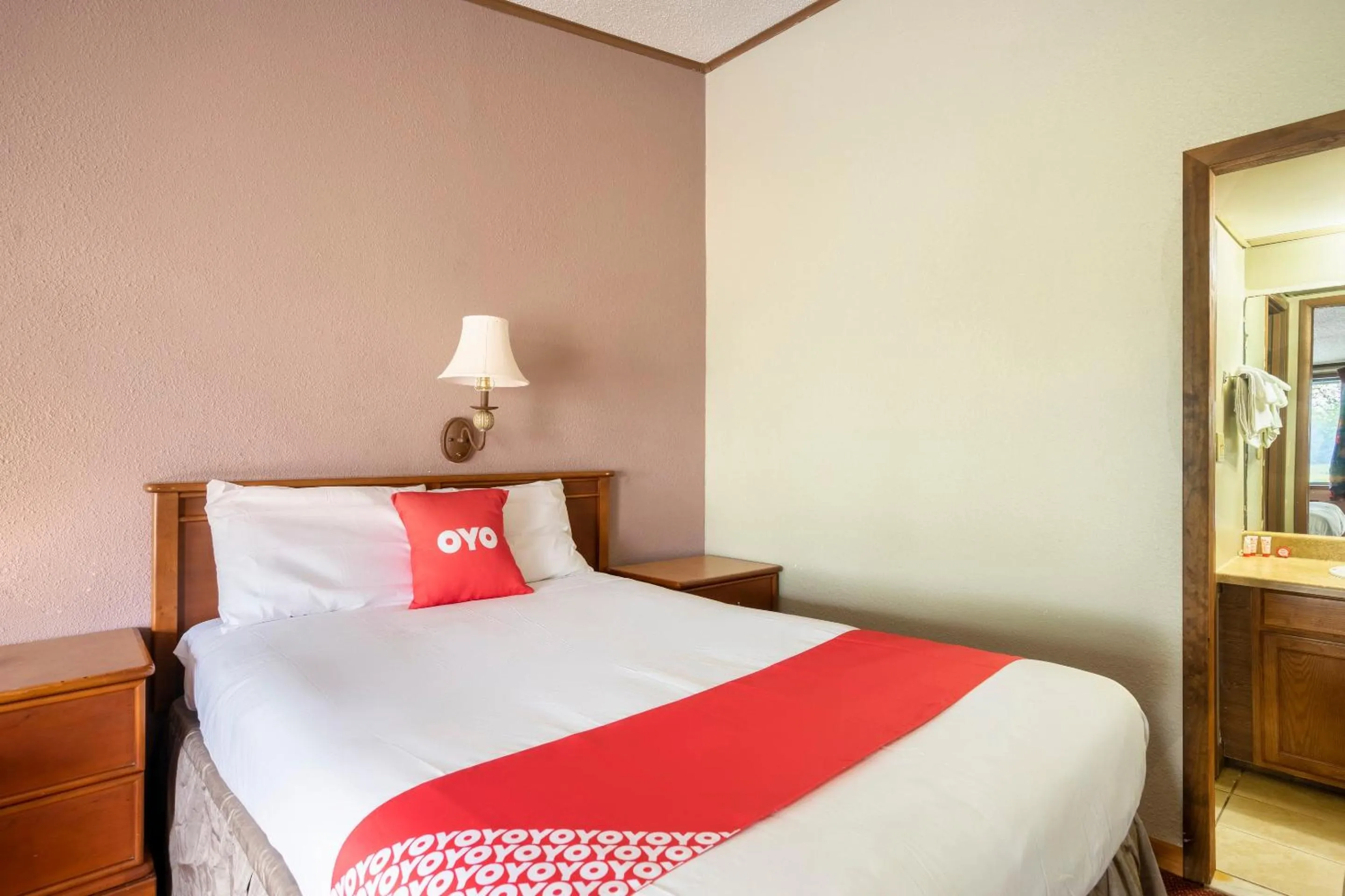 Bedroom, Bed in OYO Hotel Daleville AL Hwy 84