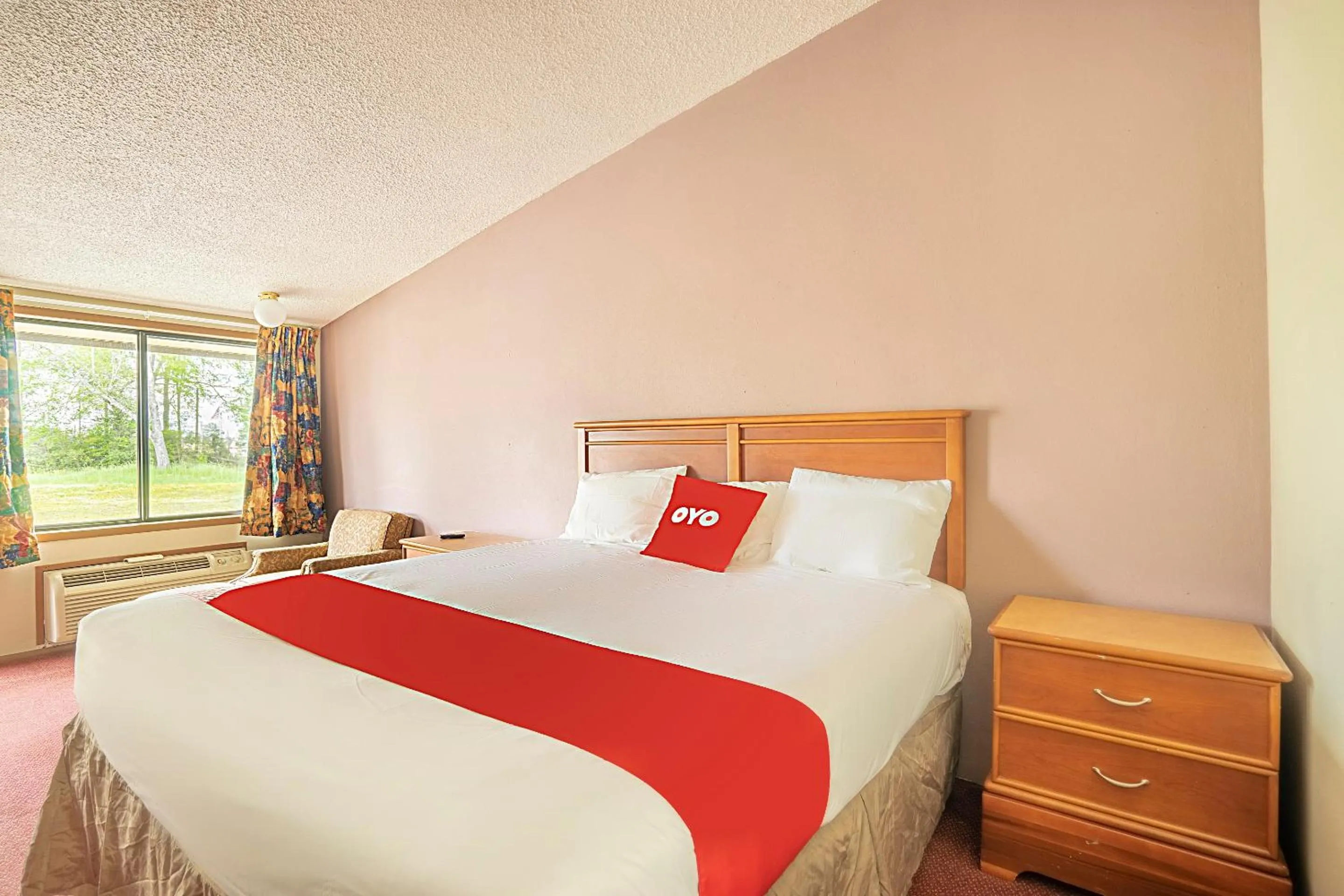 Bedroom, Bed in OYO Hotel Daleville AL Hwy 84