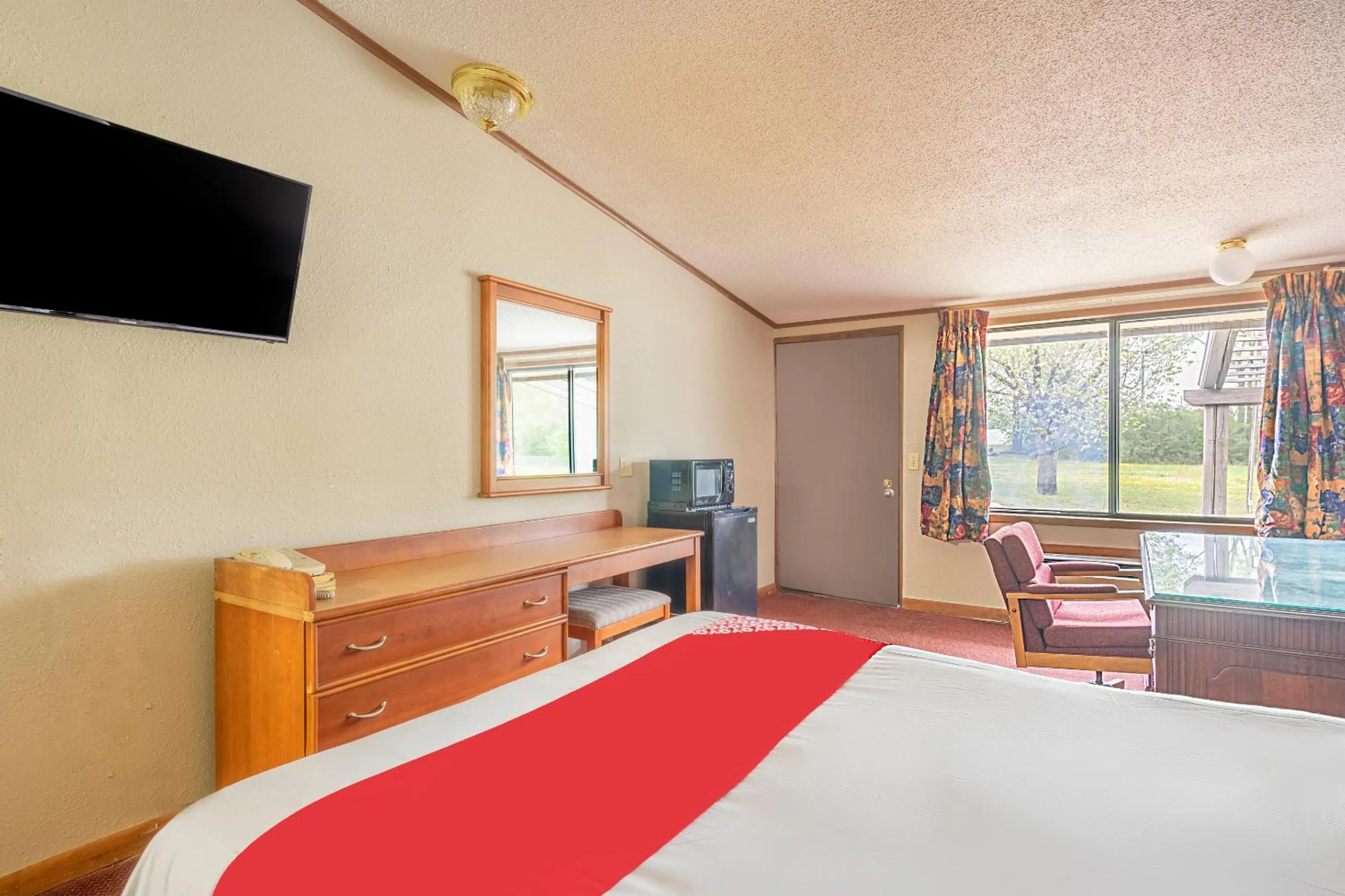 Bedroom, Bed in OYO Hotel Daleville AL Hwy 84