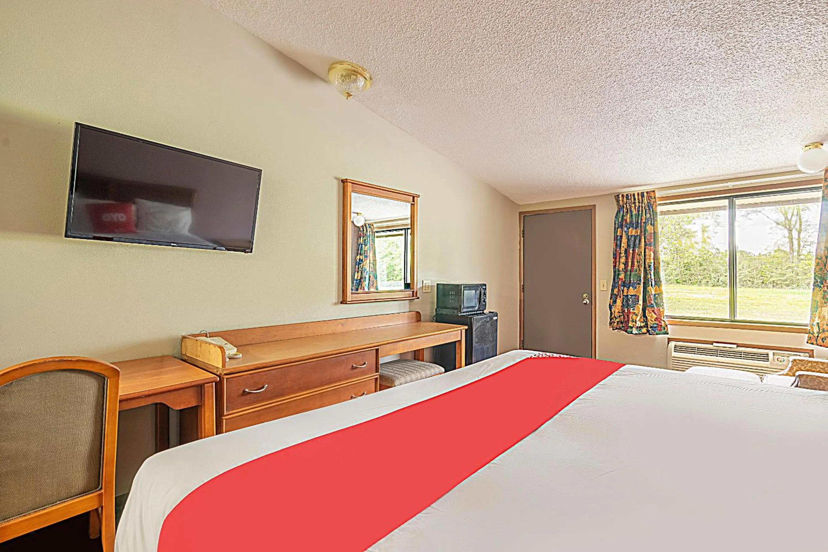 Bedroom, Bed in OYO Hotel Daleville AL Hwy 84