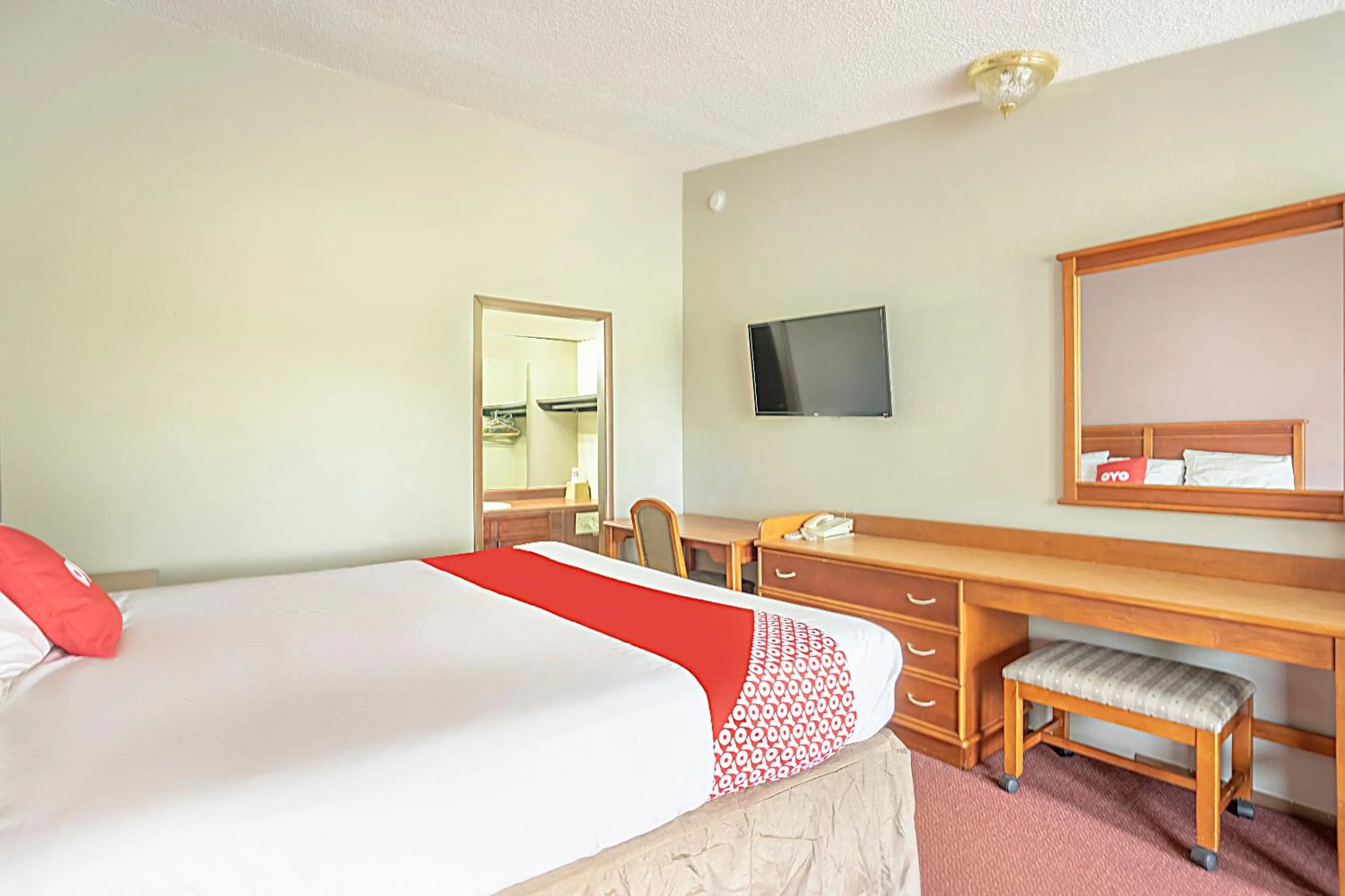 Bedroom, Bed in OYO Hotel Daleville AL Hwy 84