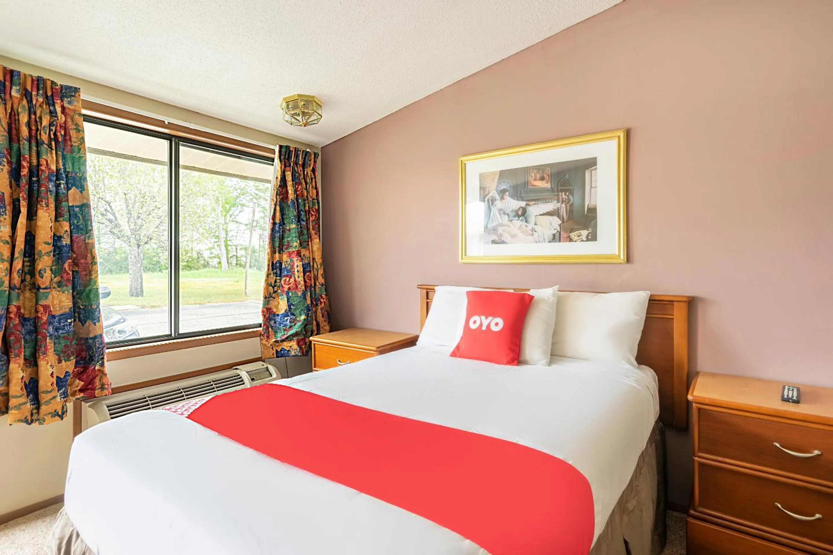 Bedroom, Bed in OYO Hotel Daleville AL Hwy 84