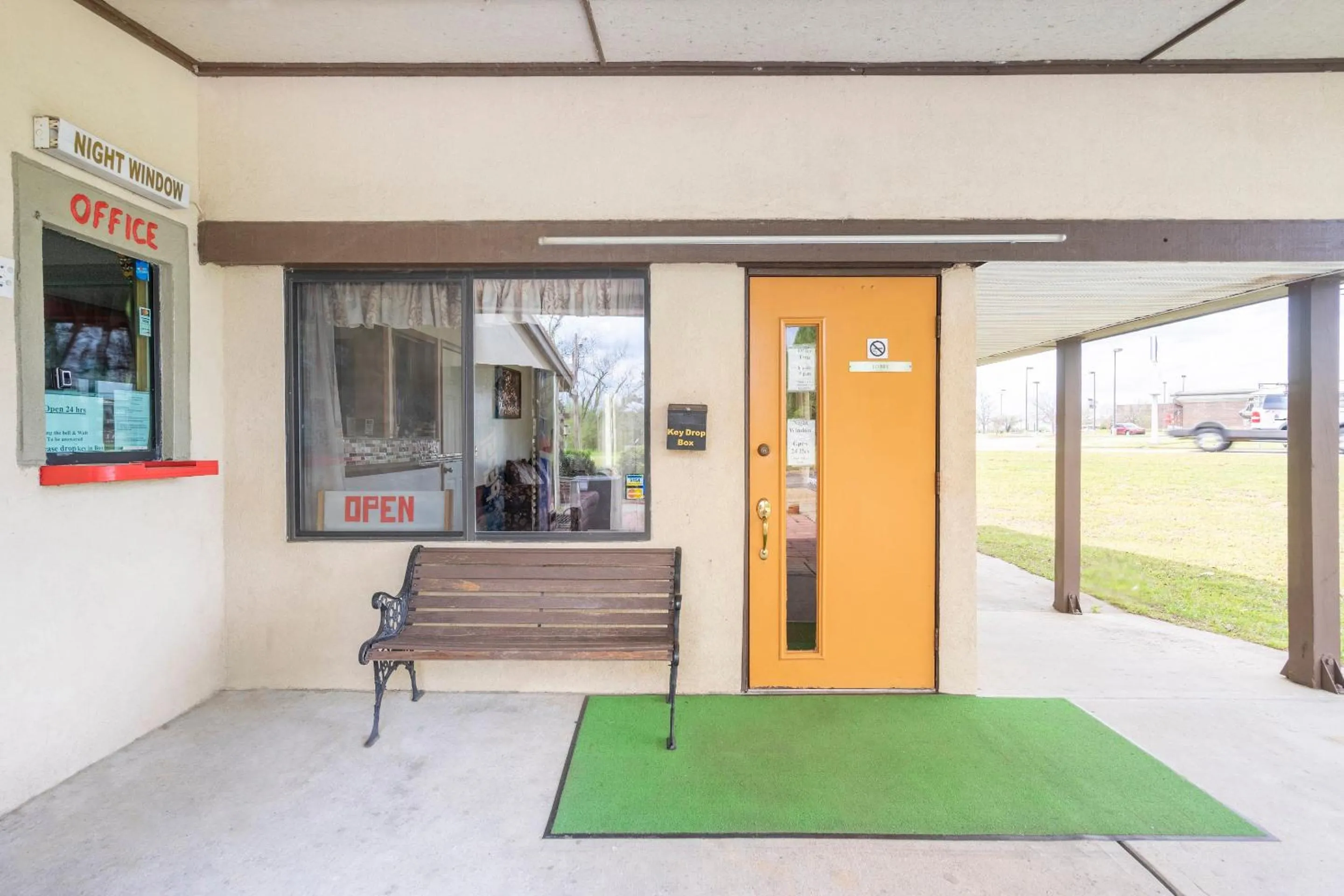 Facade/entrance in OYO Hotel Daleville AL Hwy 84