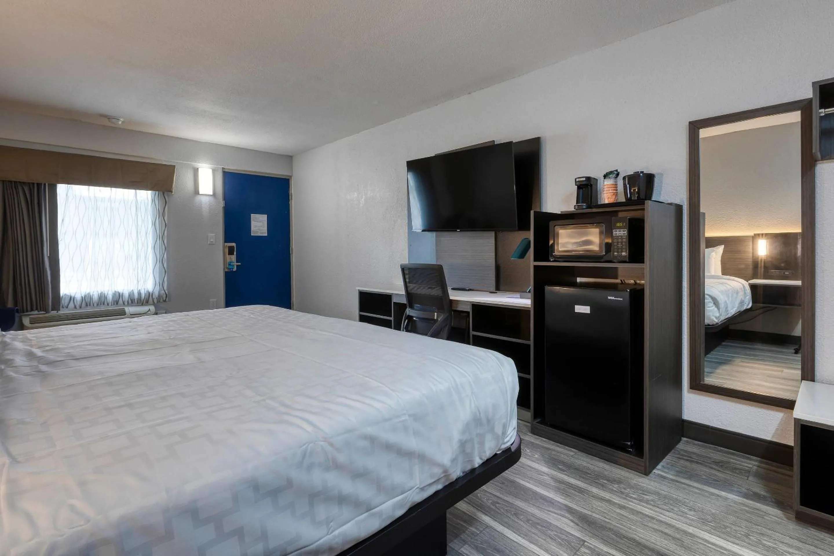 Bedroom, Bed in Clarion Pointe Decatur Downtown