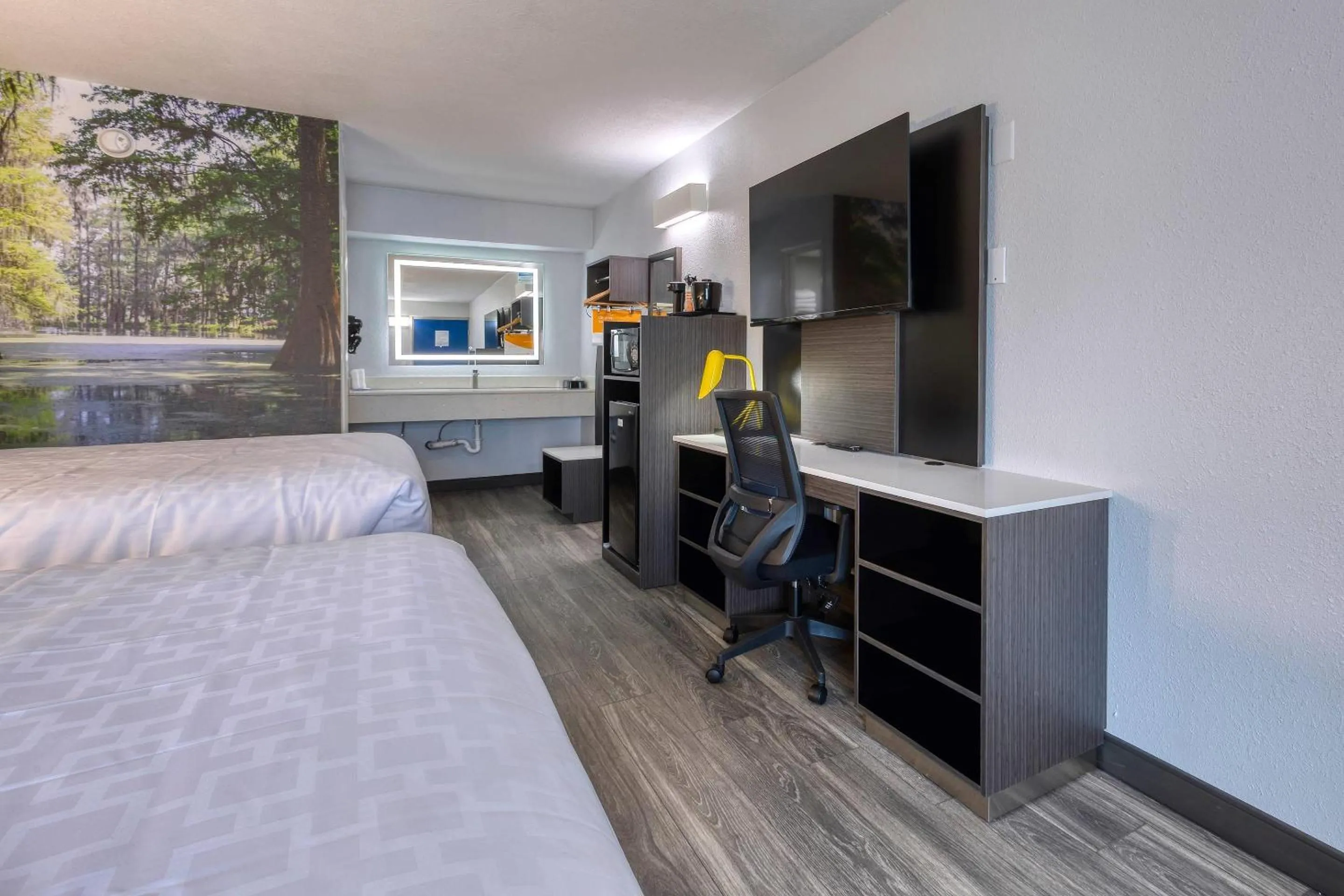 Bedroom, Bed in Clarion Pointe Decatur Downtown