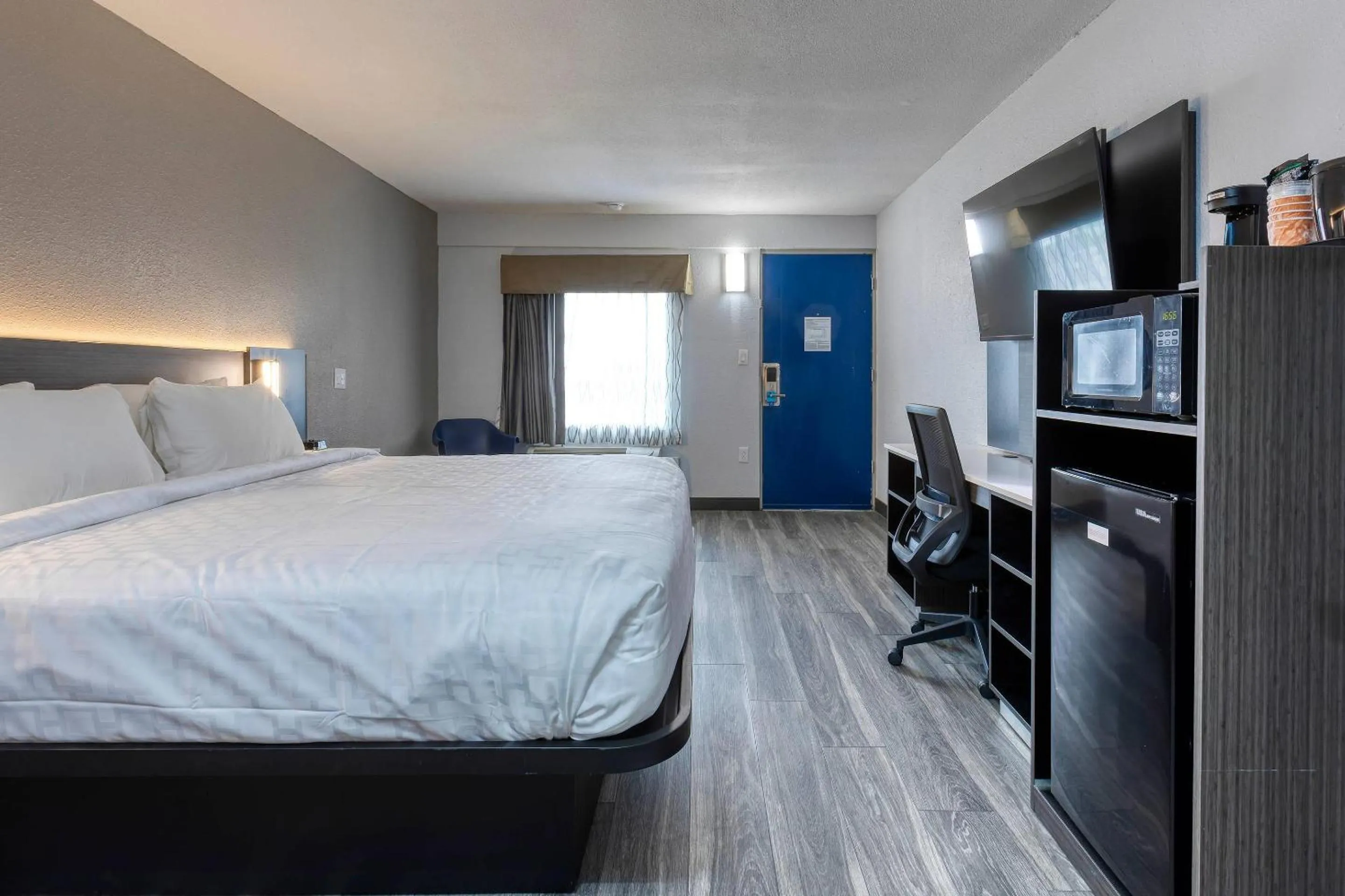 Bedroom, Bed in Clarion Pointe Decatur Downtown