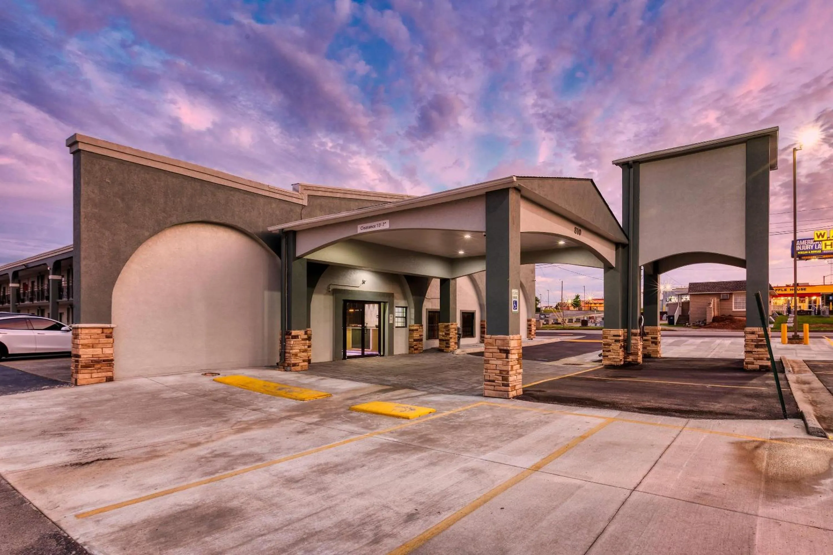 Property building in Clarion Pointe Decatur Downtown