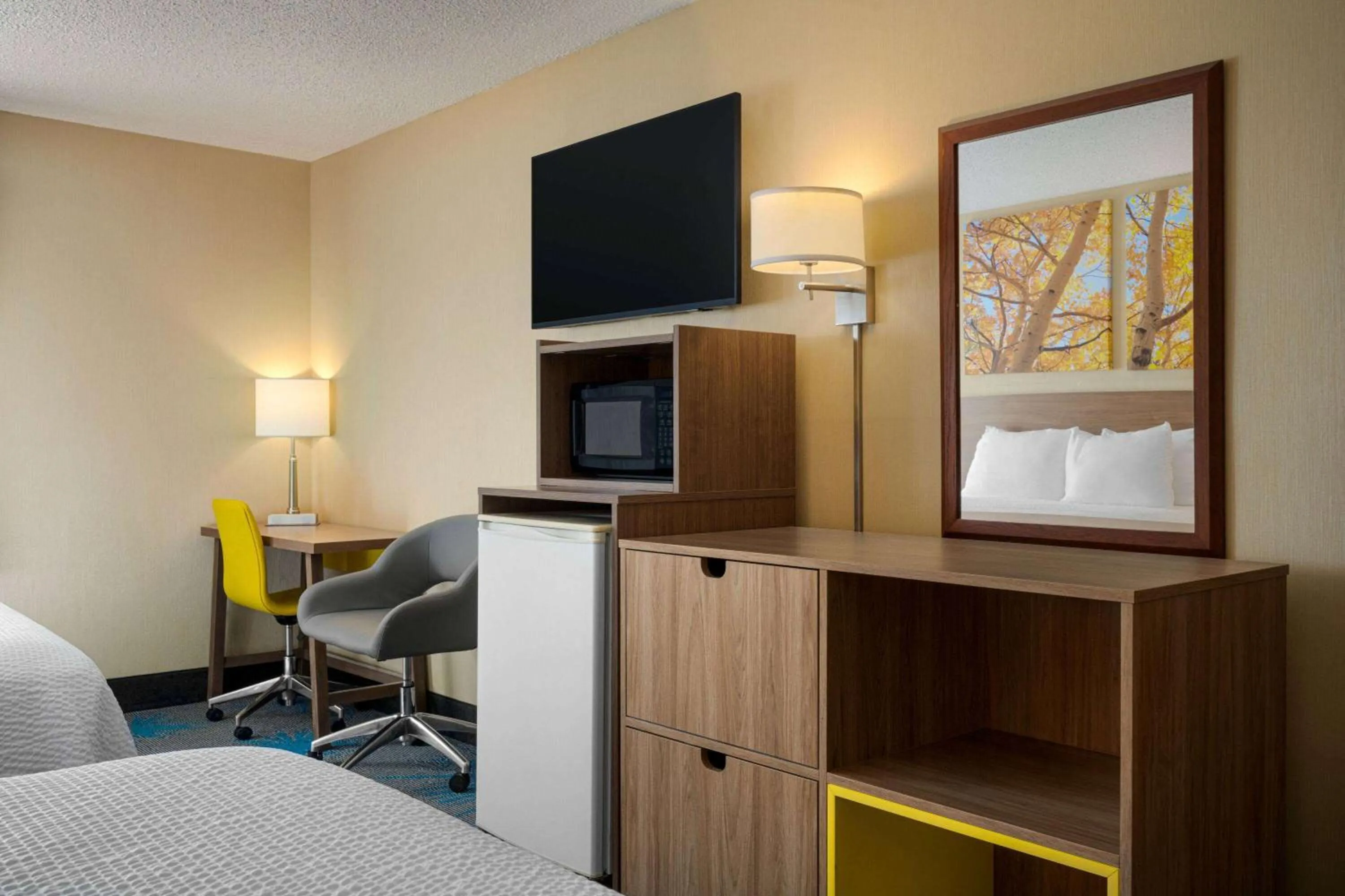 Photo of the whole room, Bed in Days Inn by Wyndham Carbondale