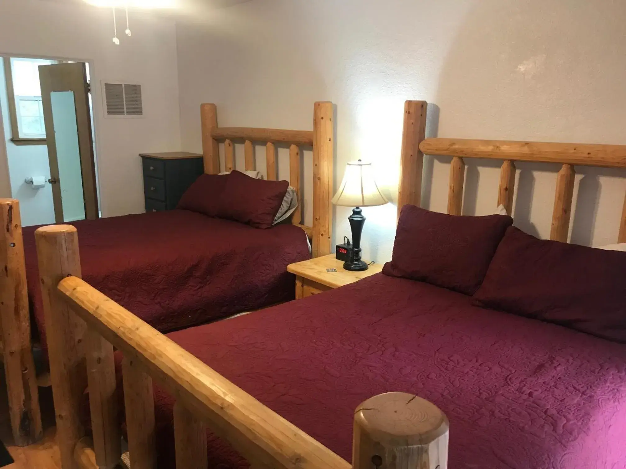 Double Room in Dunsmuir Lodge Double Room in Dunsmuir Lodge