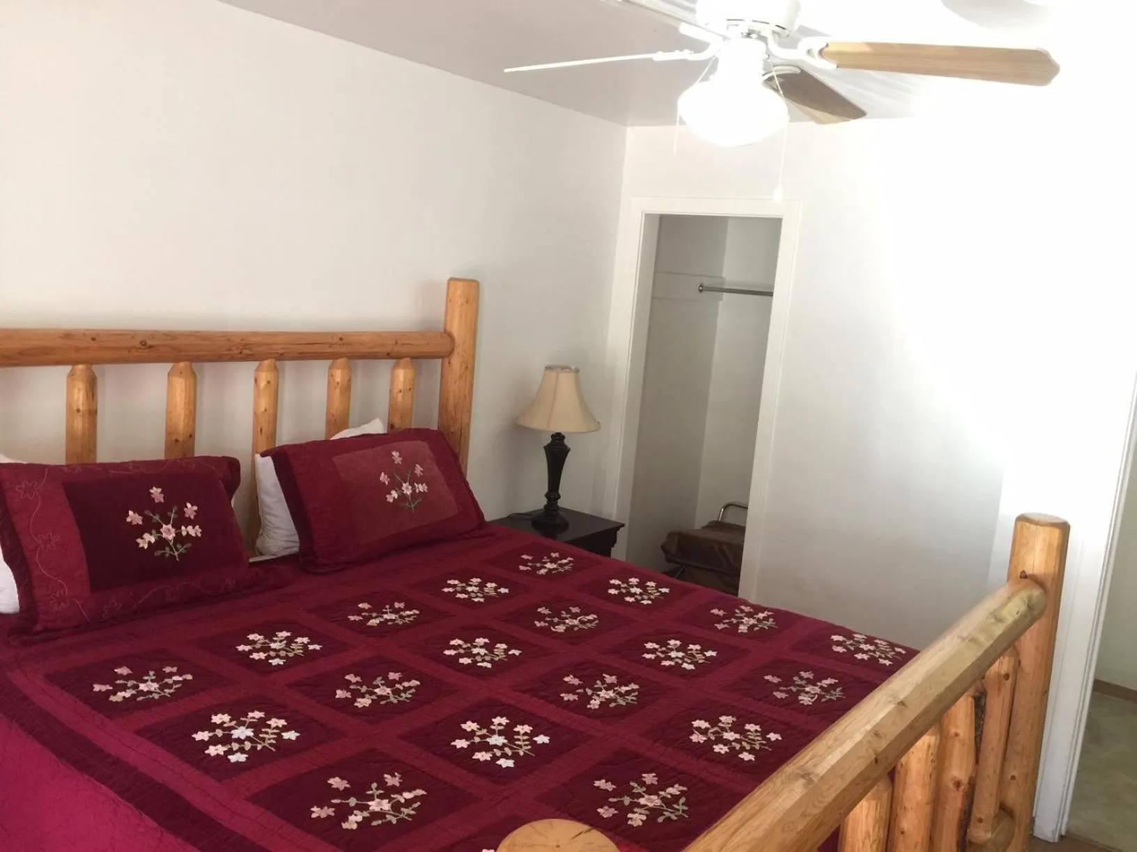 Bed in Dunsmuir Lodge