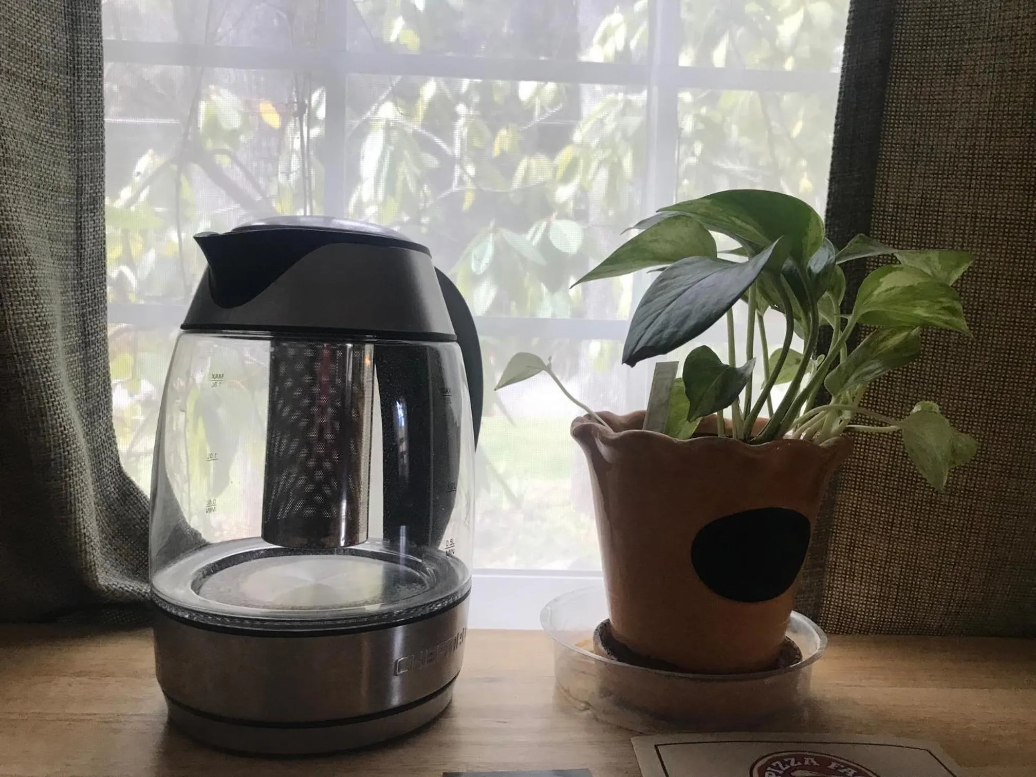 Coffee/tea facilities in Dunsmuir Lodge