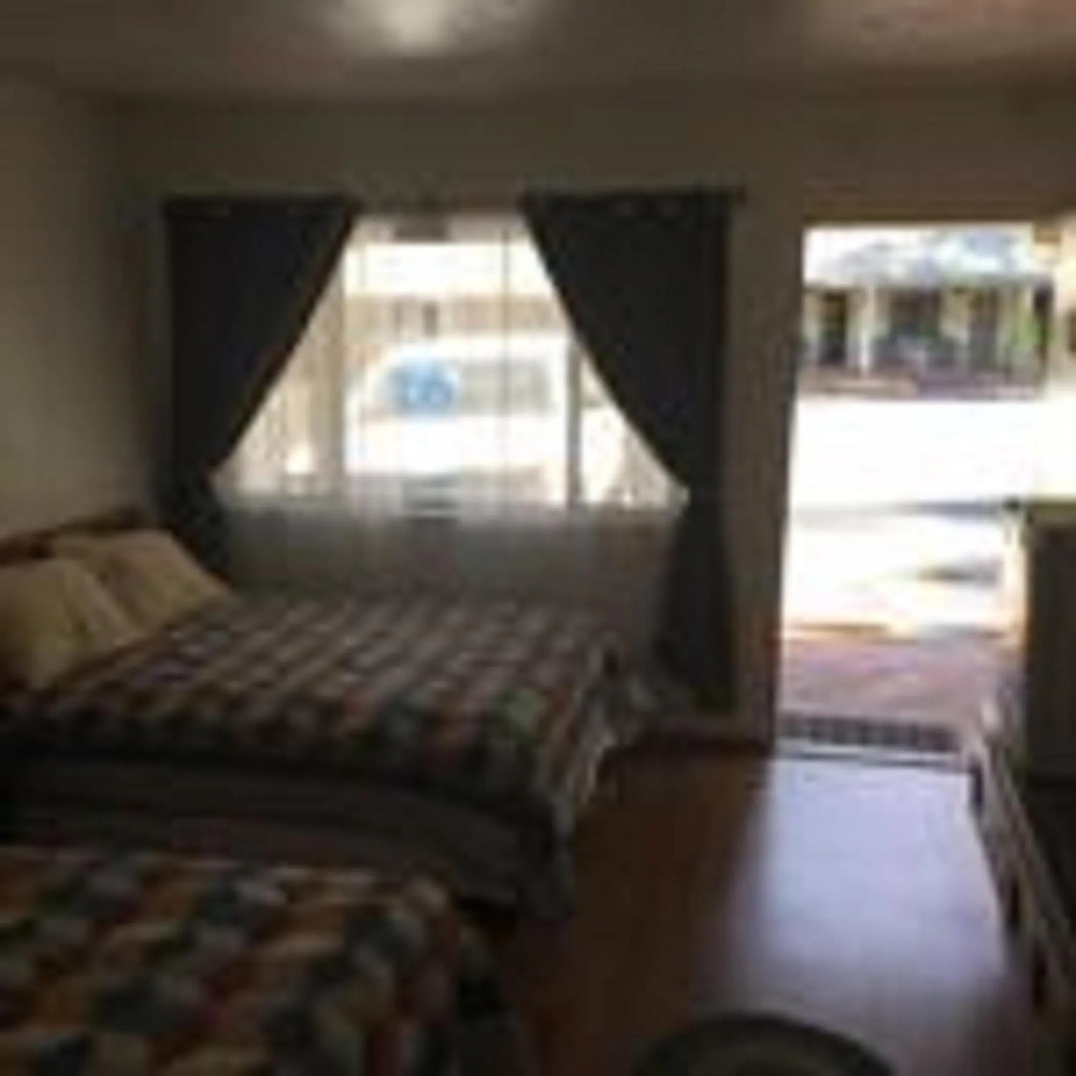 Bed in Dunsmuir Lodge