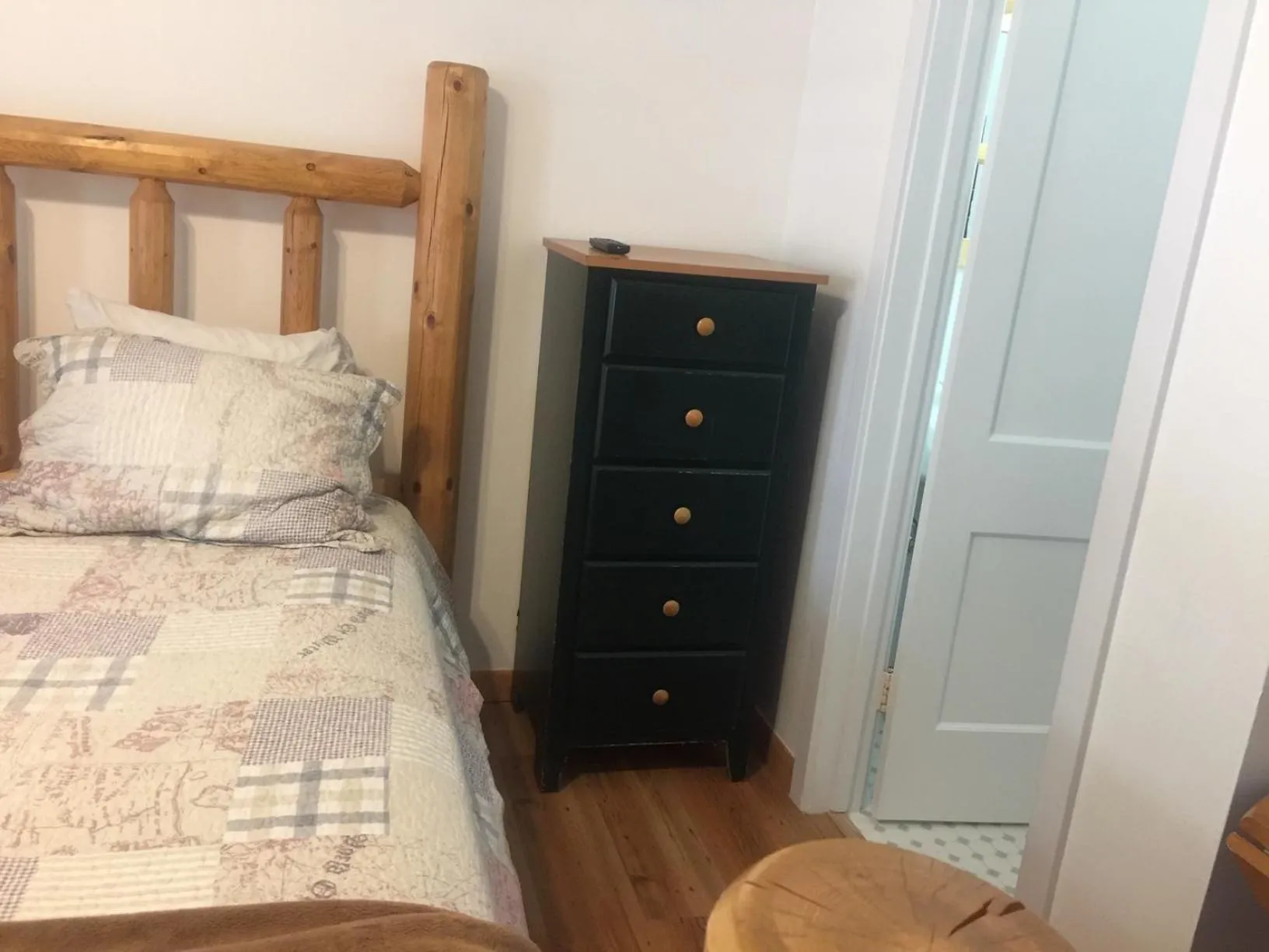 Bed in Dunsmuir Lodge