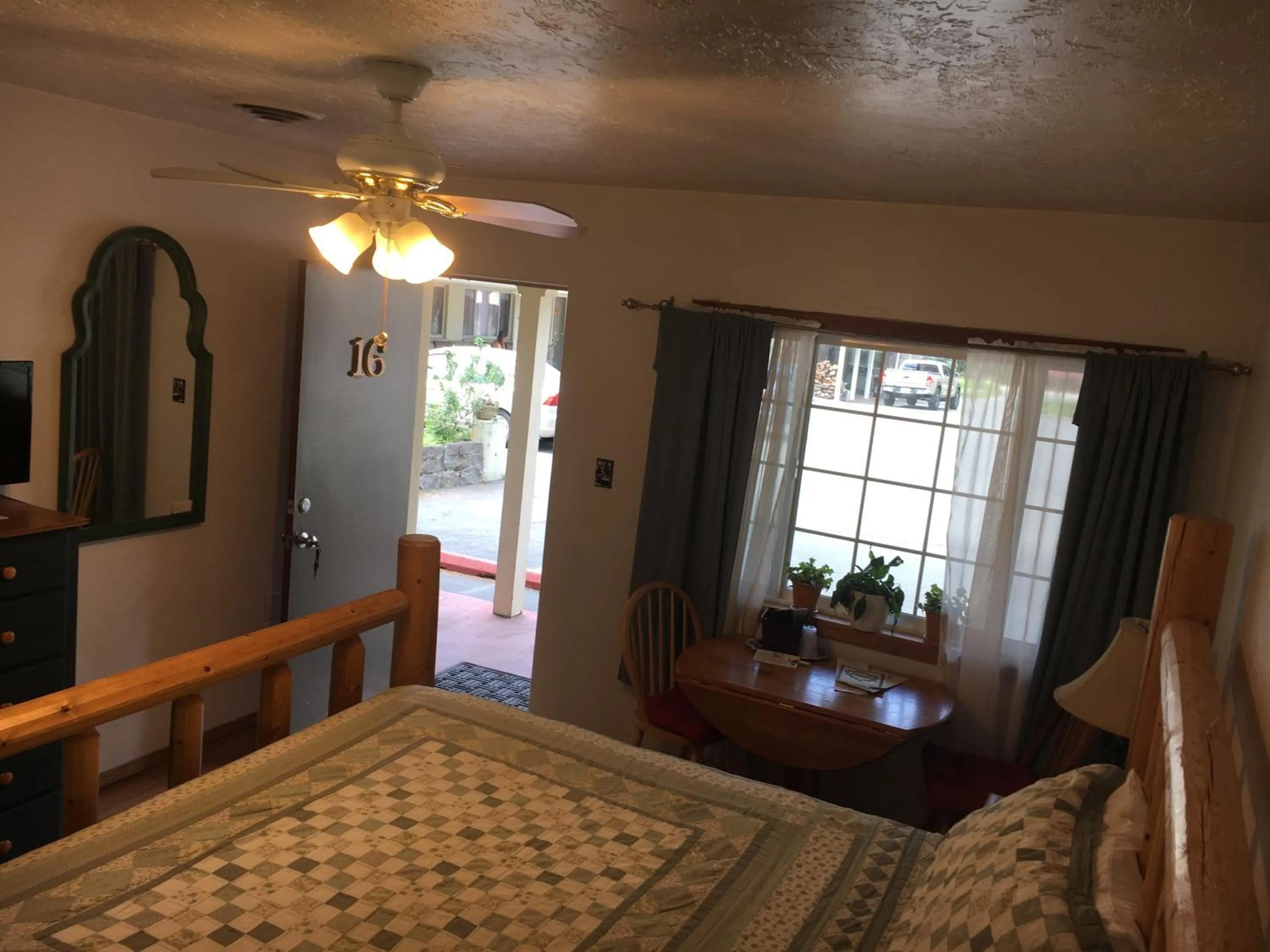 Inner courtyard view in Dunsmuir Lodge