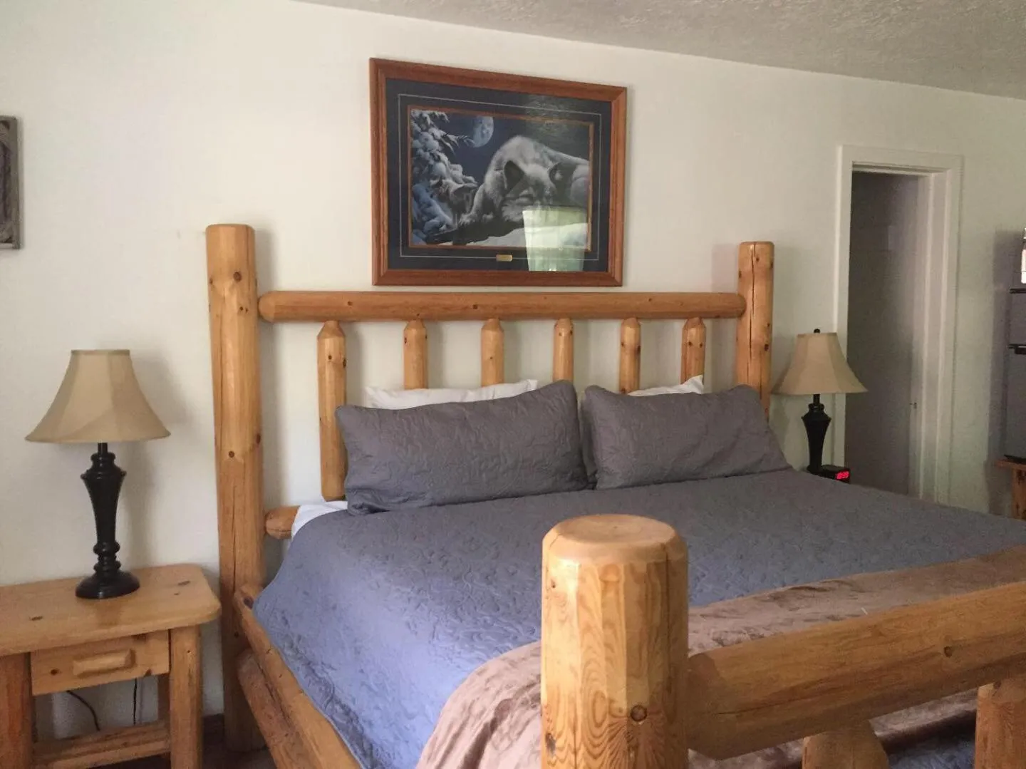Bedroom in Dunsmuir Lodge