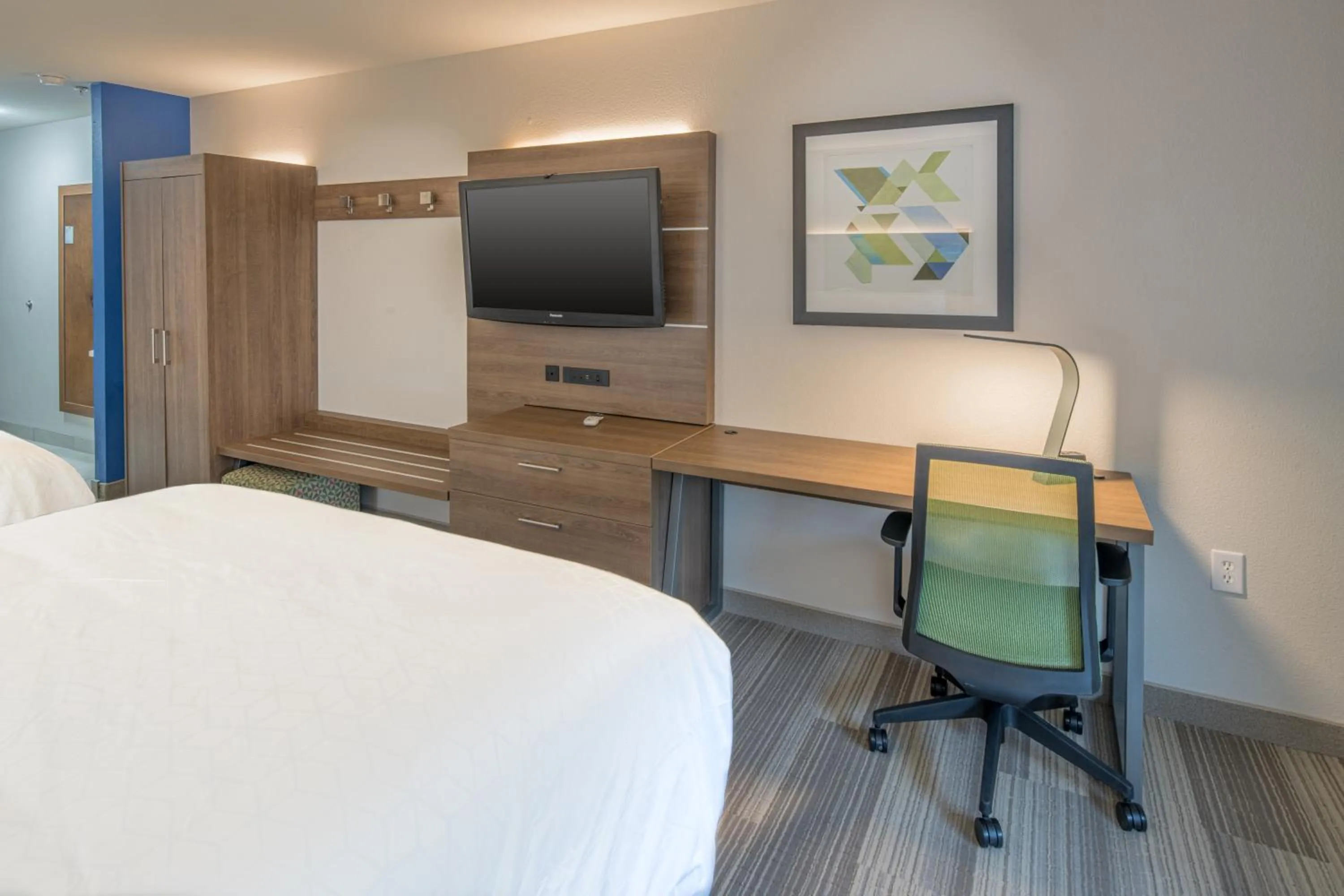 Photo of the whole room, Bed in Holiday Inn Express & Suites N Waco Area - West by IHG