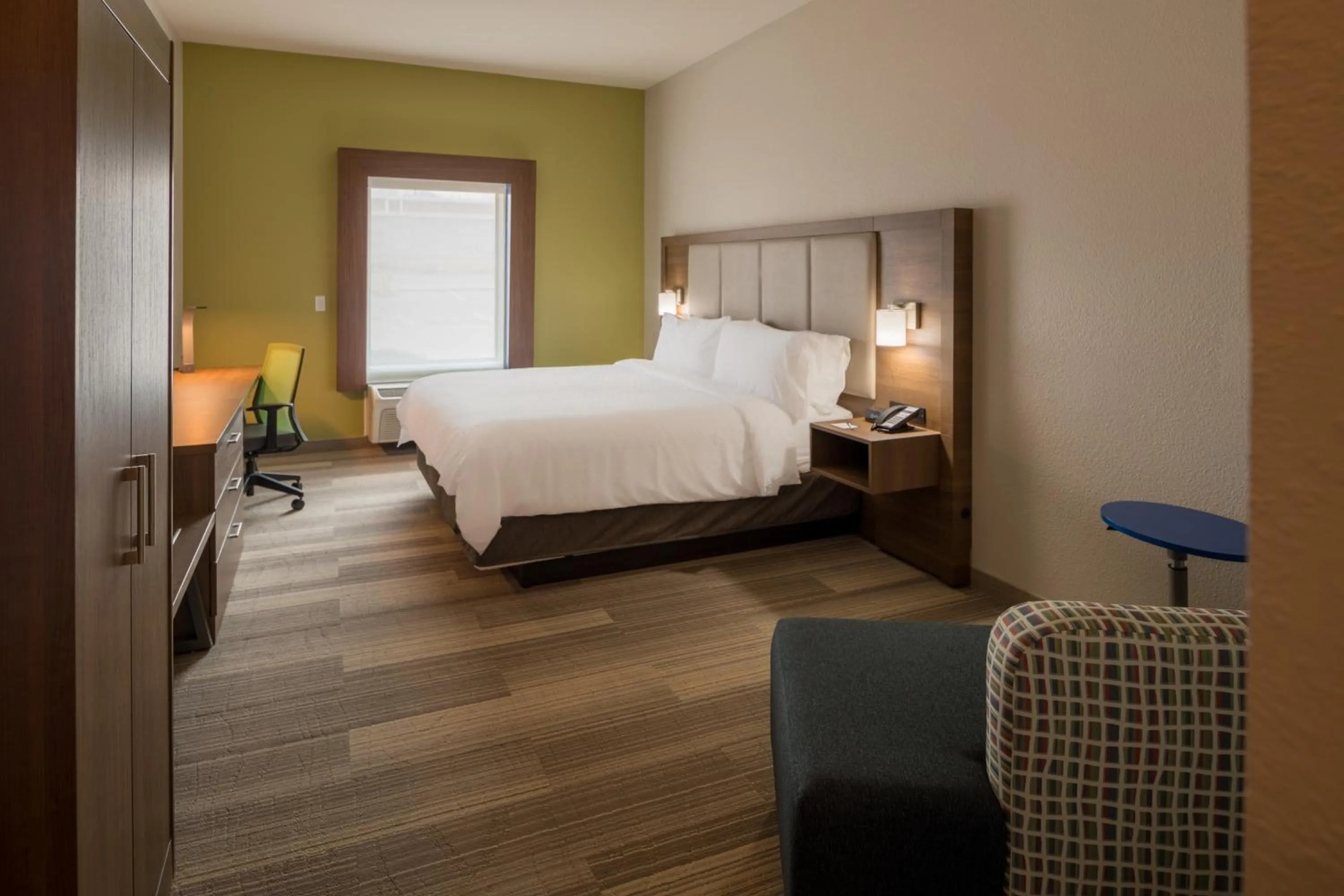 Photo of the whole room, Bed in Holiday Inn Express & Suites N Waco Area - West by IHG